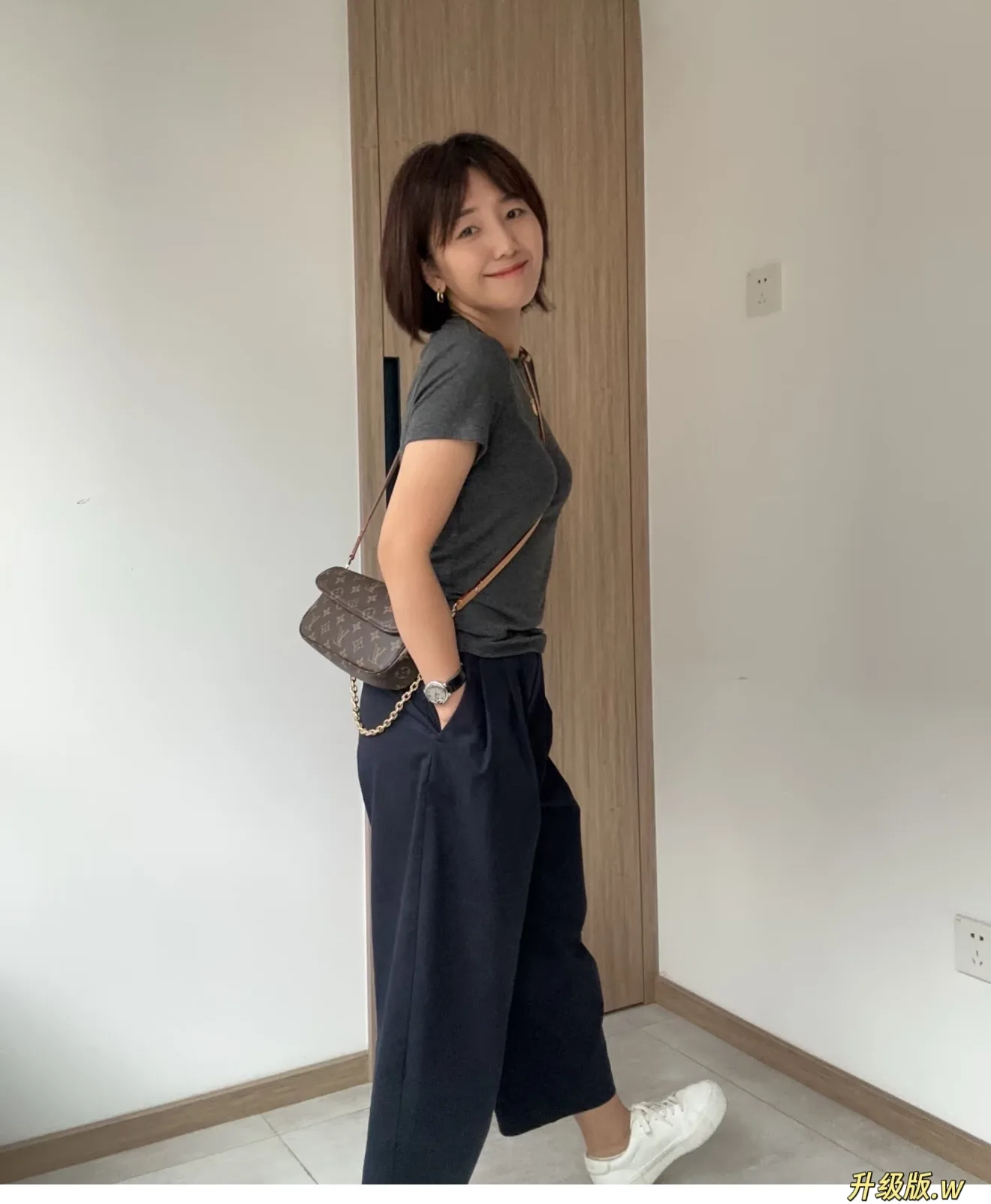 Monogram Canvas Ivy Shoulder Bag D27518070 — view 2