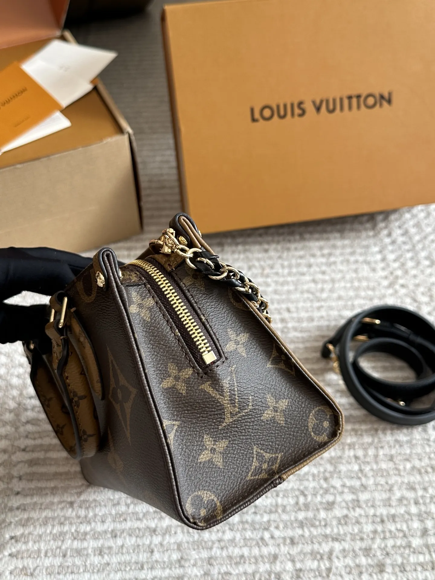 Monogram OnTheGo East West Tote Bag D35518213 — view 4