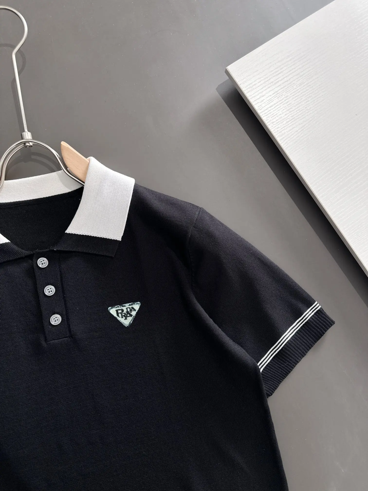 Contrast-Collar Silk-Blend Knit Polo Shirt D20015201 — view 2