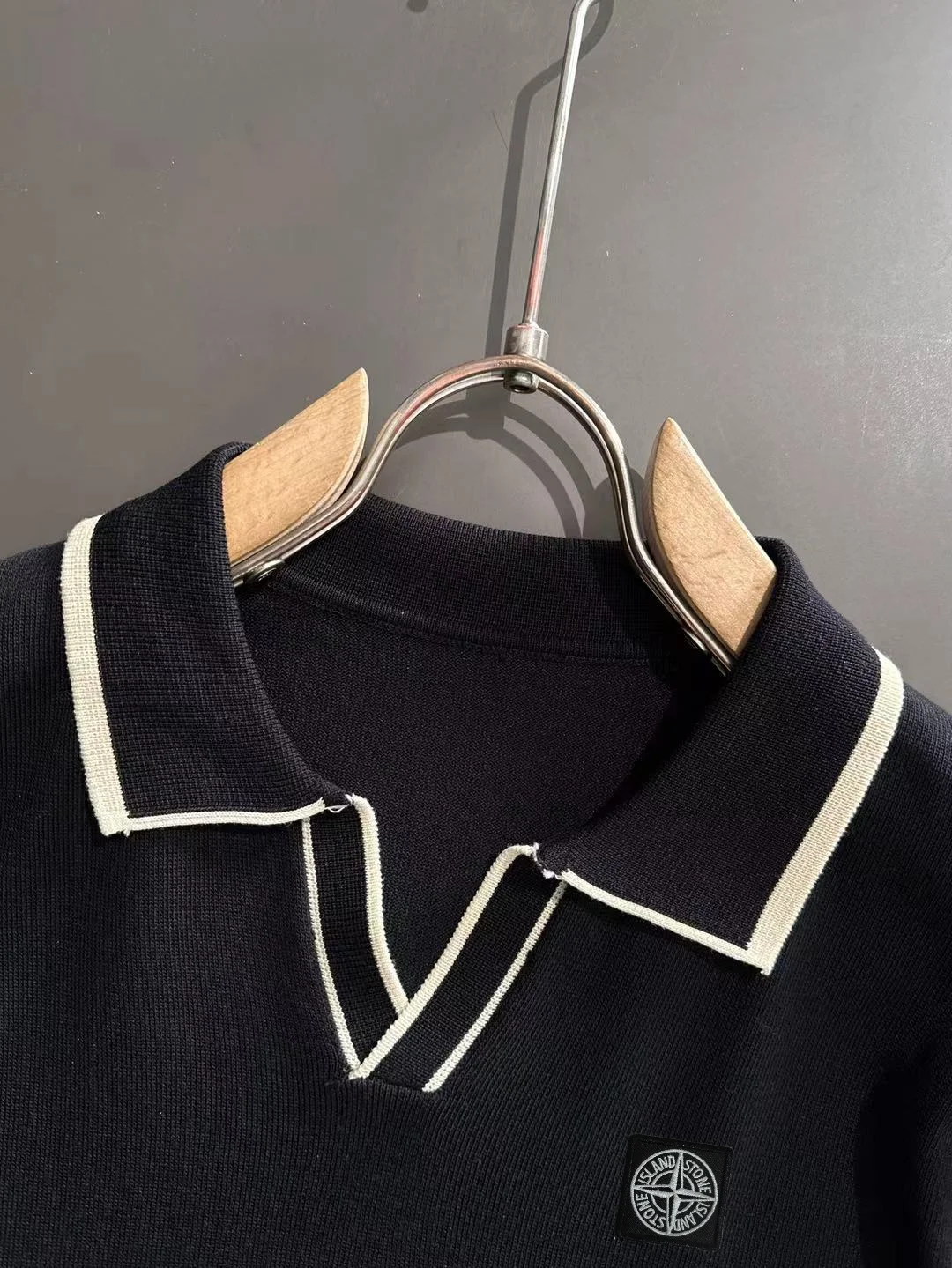 Contrast-Trim Knitted Polo Shirt D20015327 — view 3