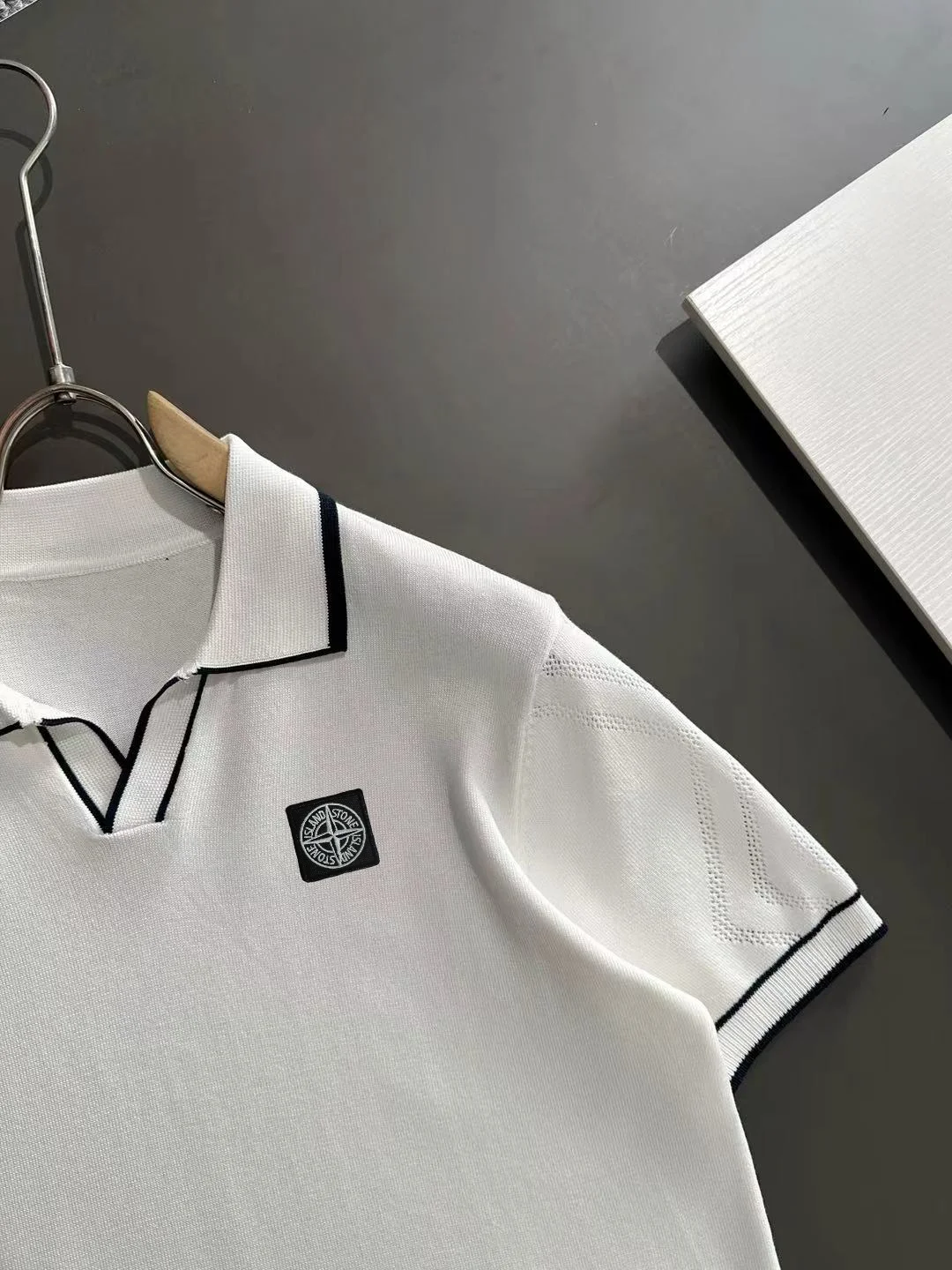 Contrast-Trim Knitted V-Neck Polo Shirt D20015326 — view 2