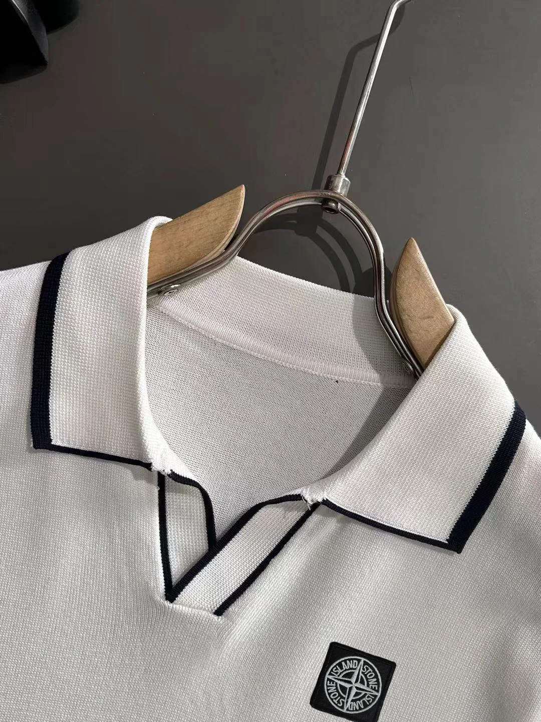 Contrast-Trim Knitted V-Neck Polo Shirt D20015326 — view 3