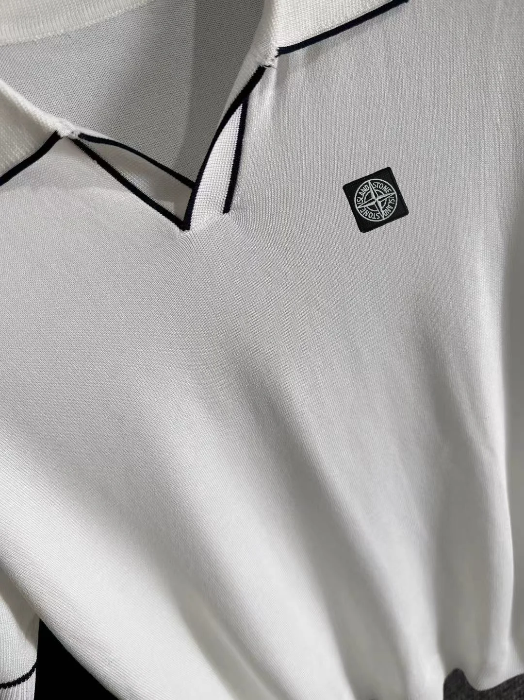Contrast-Trim Knitted V-Neck Polo Shirt D20015326 — view 7