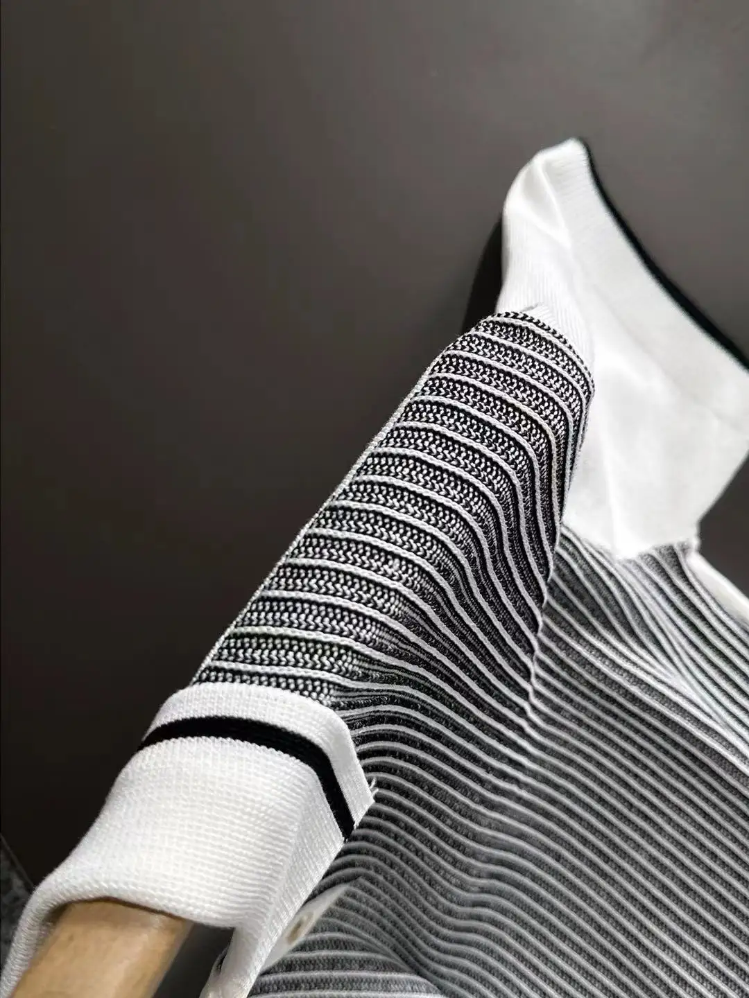 Contrast Ribbed Knit Polo Shirt D20015255 — view 4