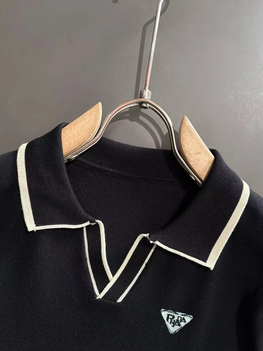 Contrast-Trim Knitted Polo Shirt D21013577 — view 3