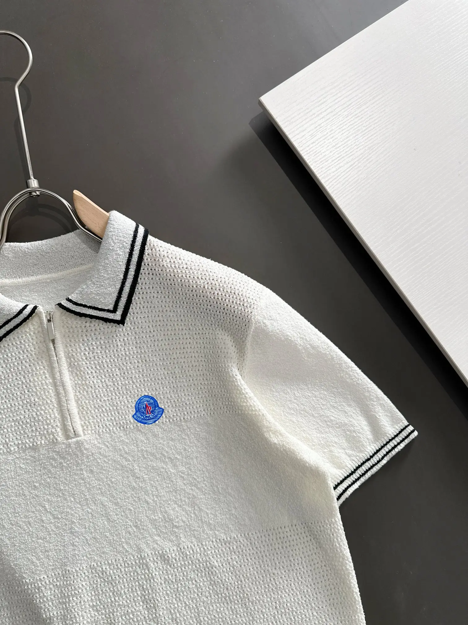 Contrast-Trim Textured Knit Half-Zip Polo Shirt D21013602 — view 2