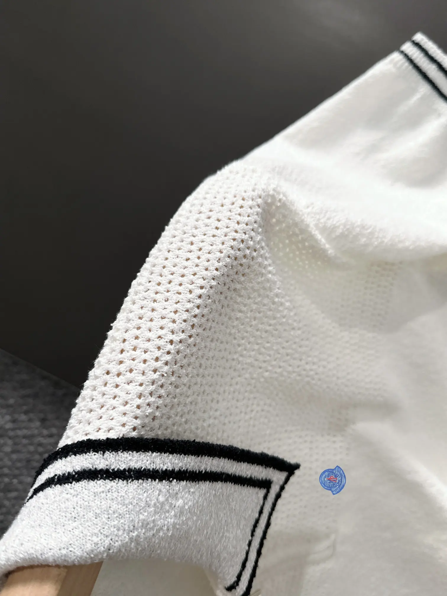 Contrast-Trim Textured Knit Half-Zip Polo Shirt D21013602 — view 4
