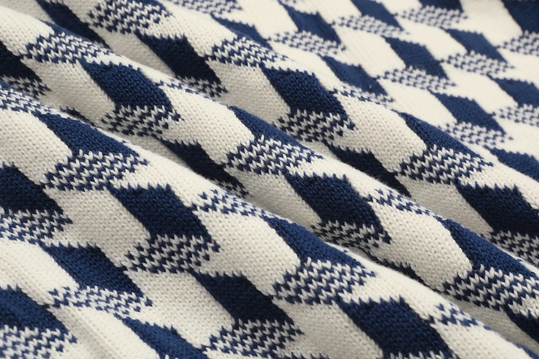 Houndstooth Jacquard Wool Crew-Neck Sweater D21021101 — view 11