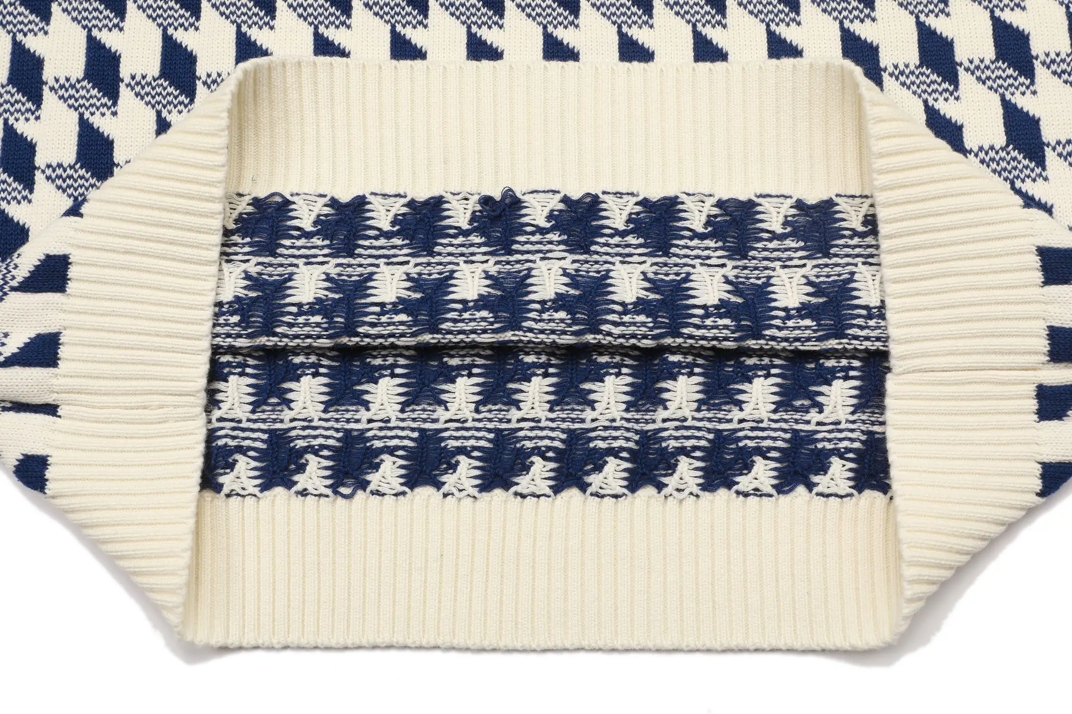 Houndstooth Jacquard Wool Crew-Neck Sweater D21021100 — view 12