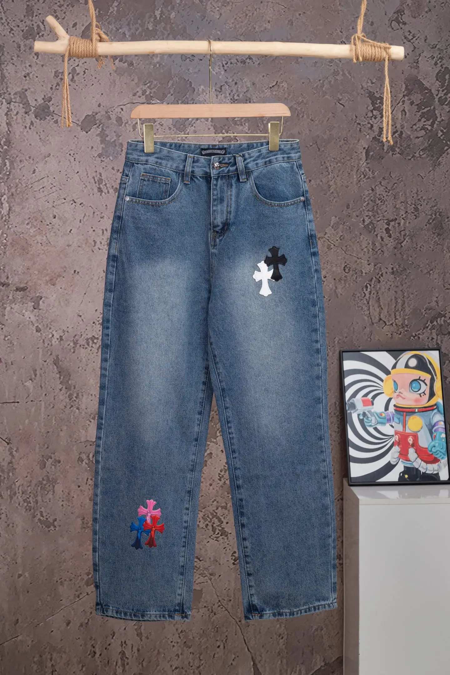 Cross Patch Straight-Leg Jeans D18021075