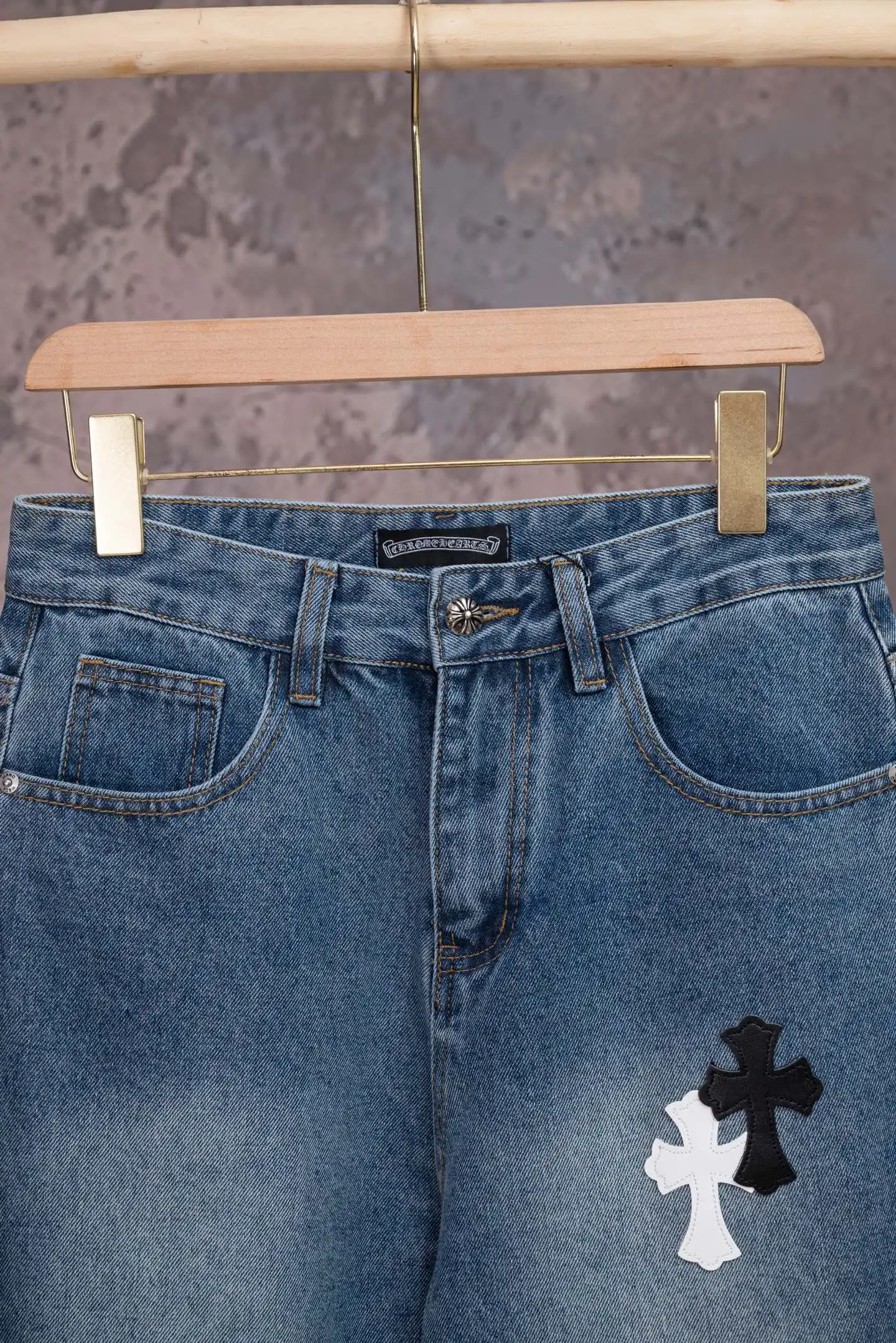 Cross Patch Straight-Leg Jeans D18021075 — view 3
