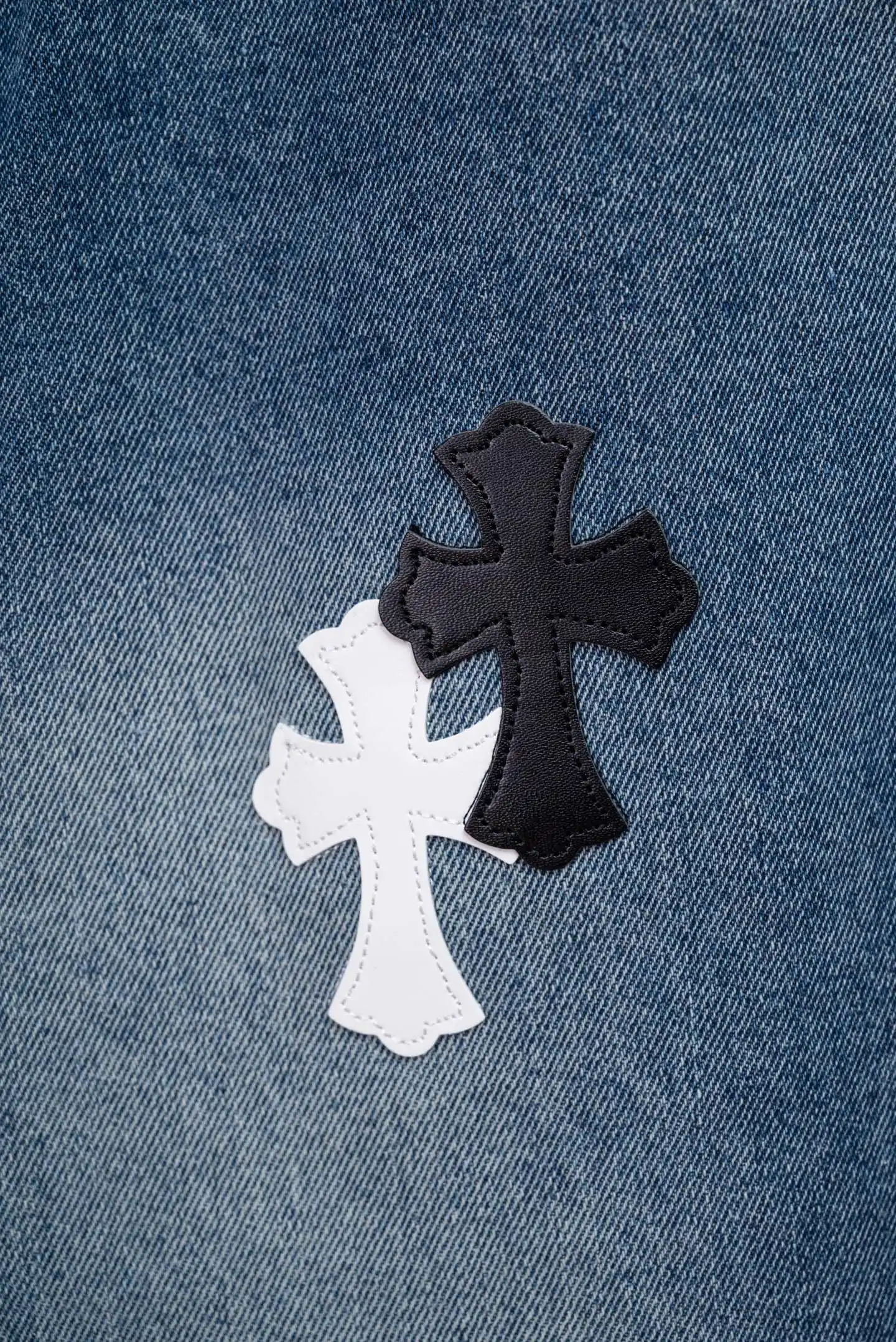 Cross Patch Straight-Leg Jeans D18021075 — view 11