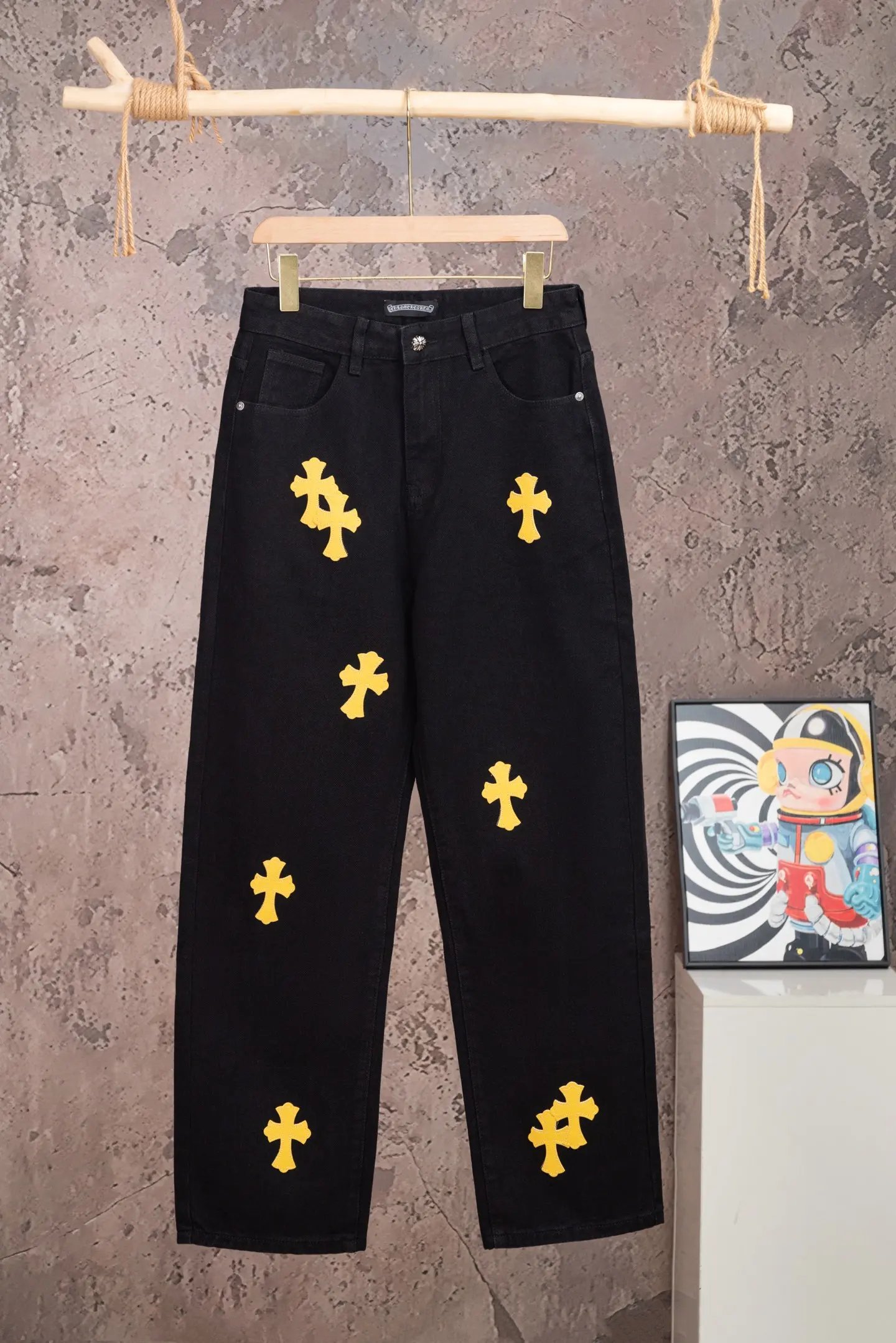 Cross Patch Straight-Leg Jeans D18021073