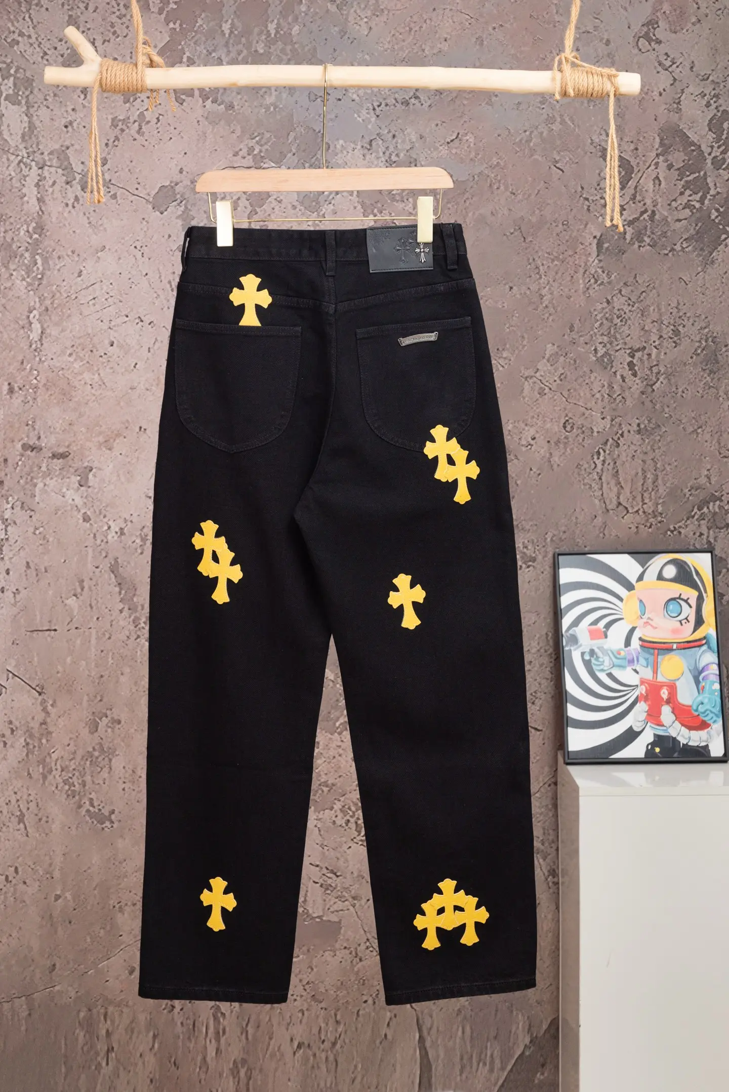 Cross Patch Straight-Leg Jeans D18021073 — view 2