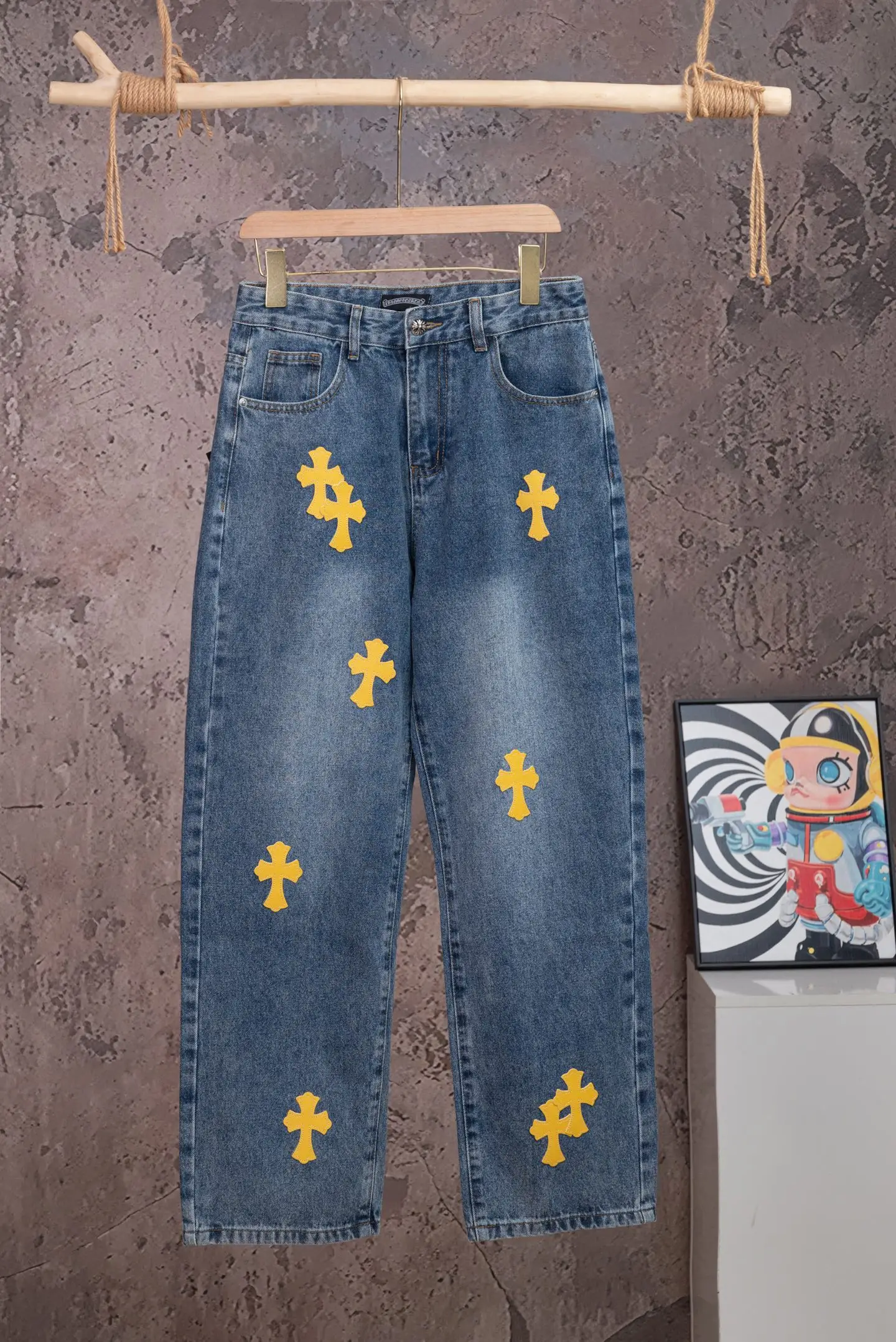 Cross Patch Straight-Leg Jeans D18021072