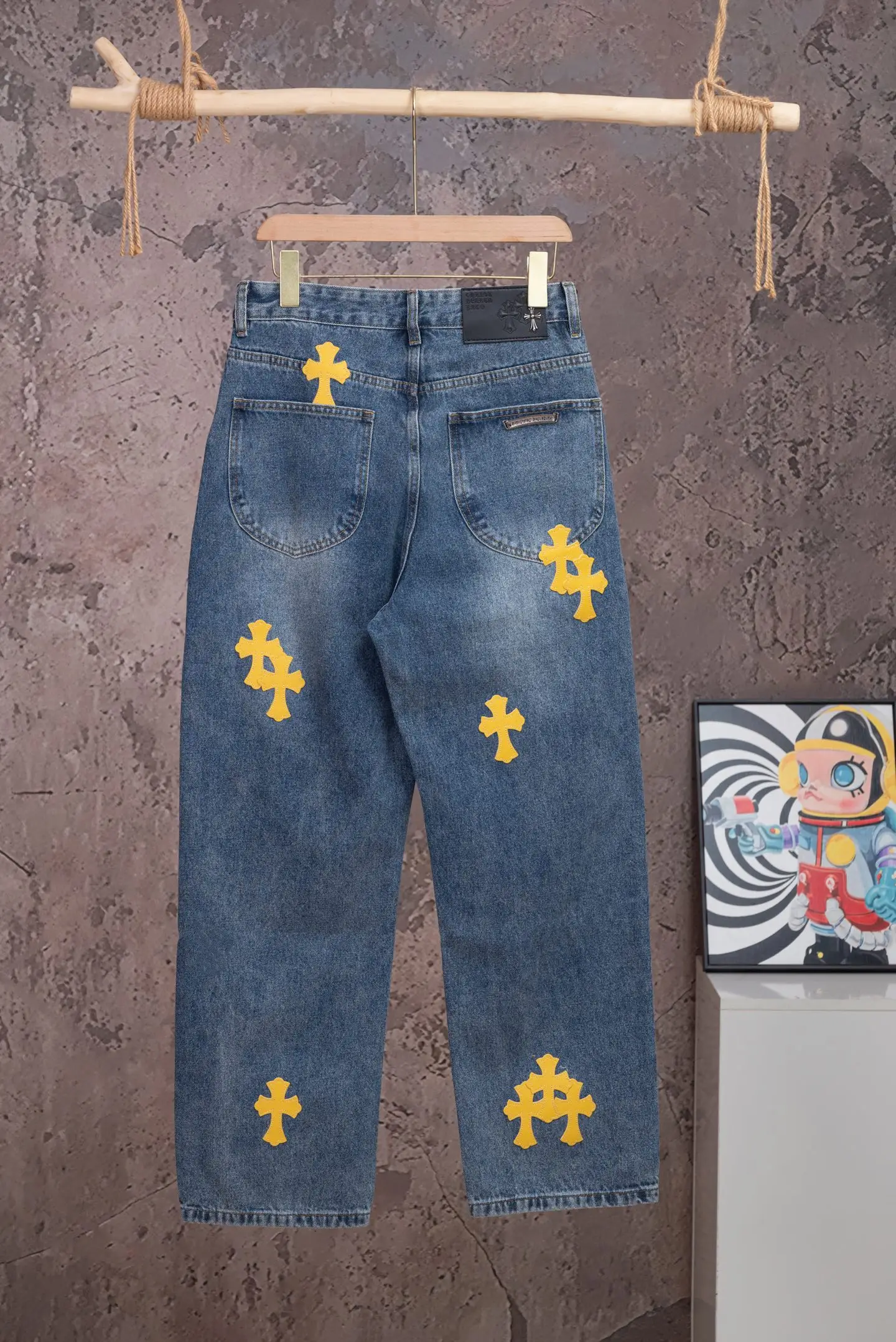 Cross Patch Straight-Leg Jeans D18021072 — view 2