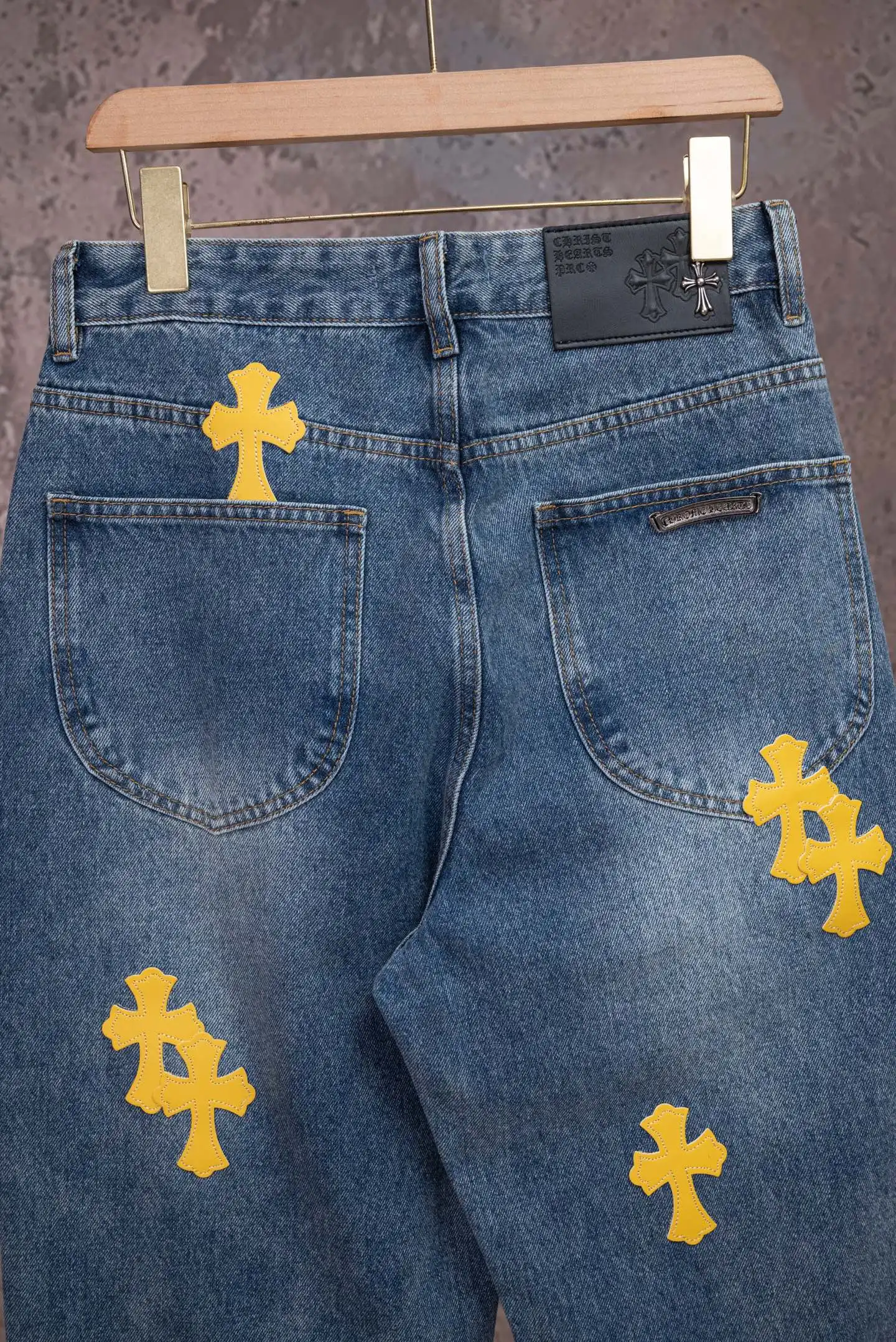 Cross Patch Straight-Leg Jeans D18021072 — view 4