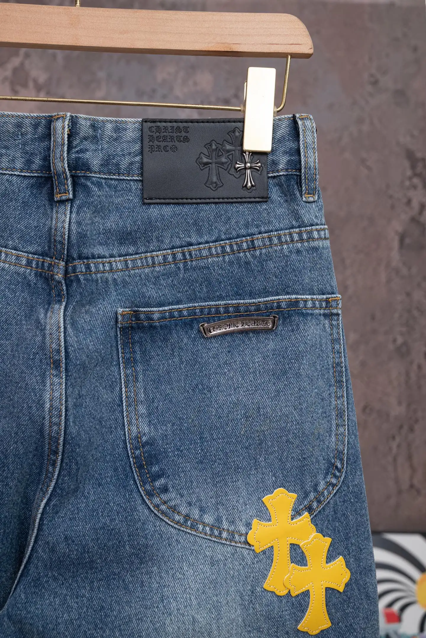 Cross Patch Straight-Leg Jeans D18021072 — view 6