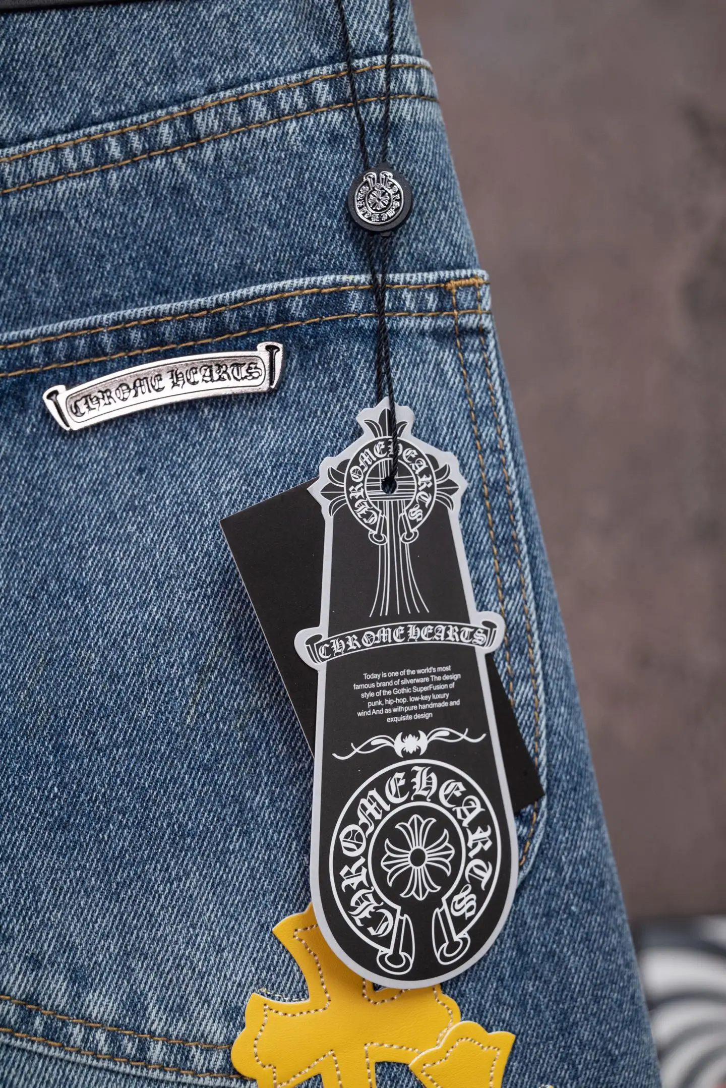 Cross Patch Straight-Leg Jeans D18021072 — view 10