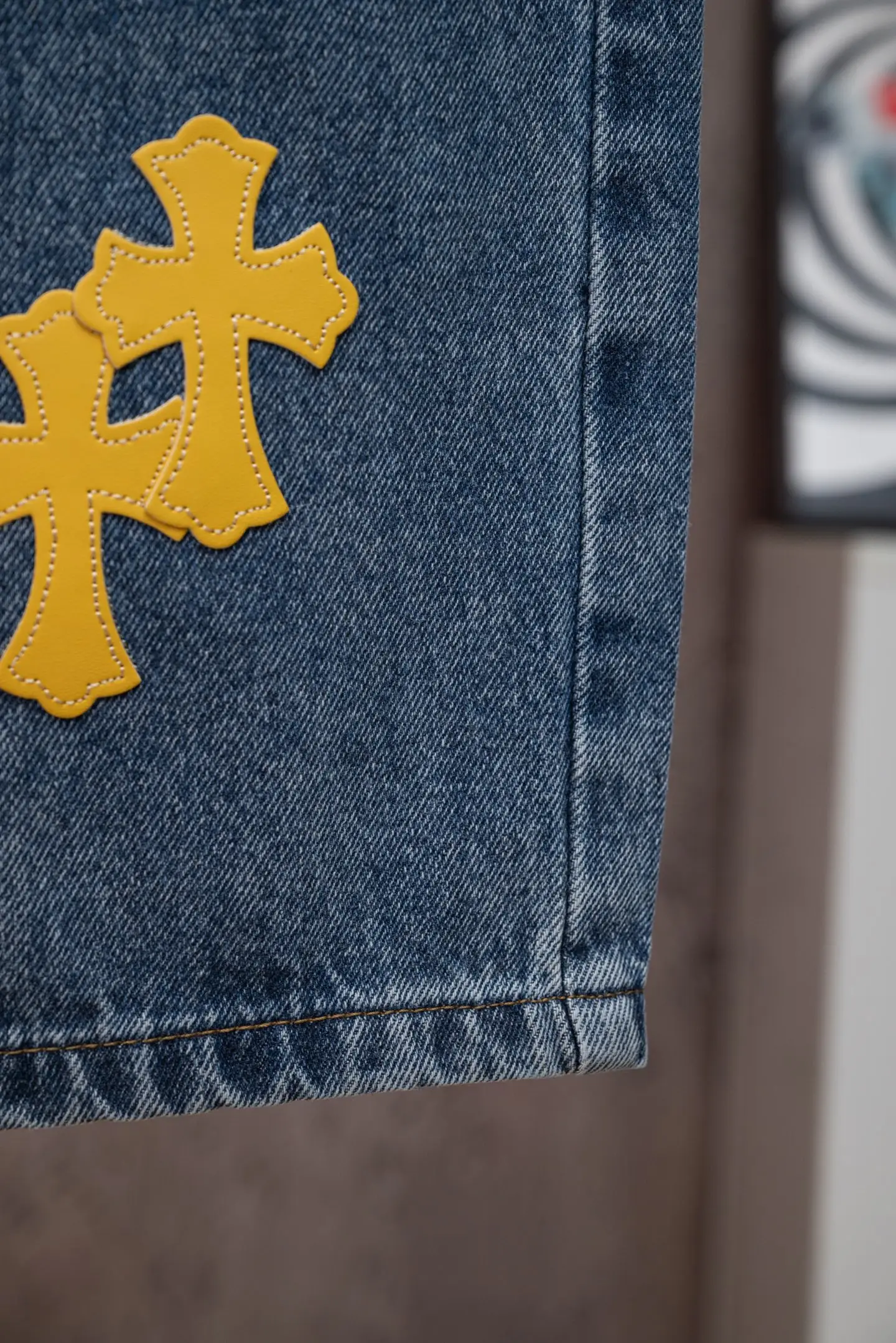 Cross Patch Straight-Leg Jeans D18021072 — view 11