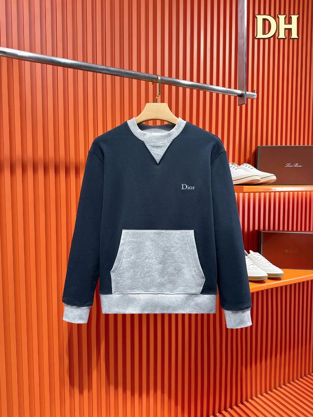 Two-Tone Logo Embroidery Sweatshirt D19521012