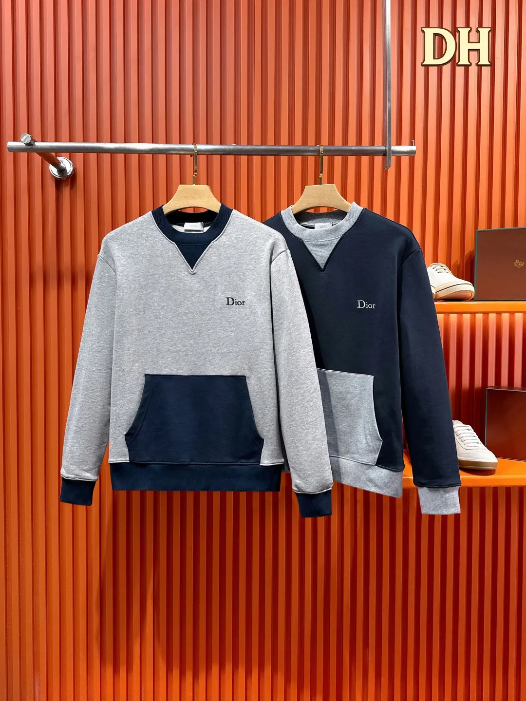 Two-Tone Logo Embroidery Sweatshirt D19521012 — view 3
