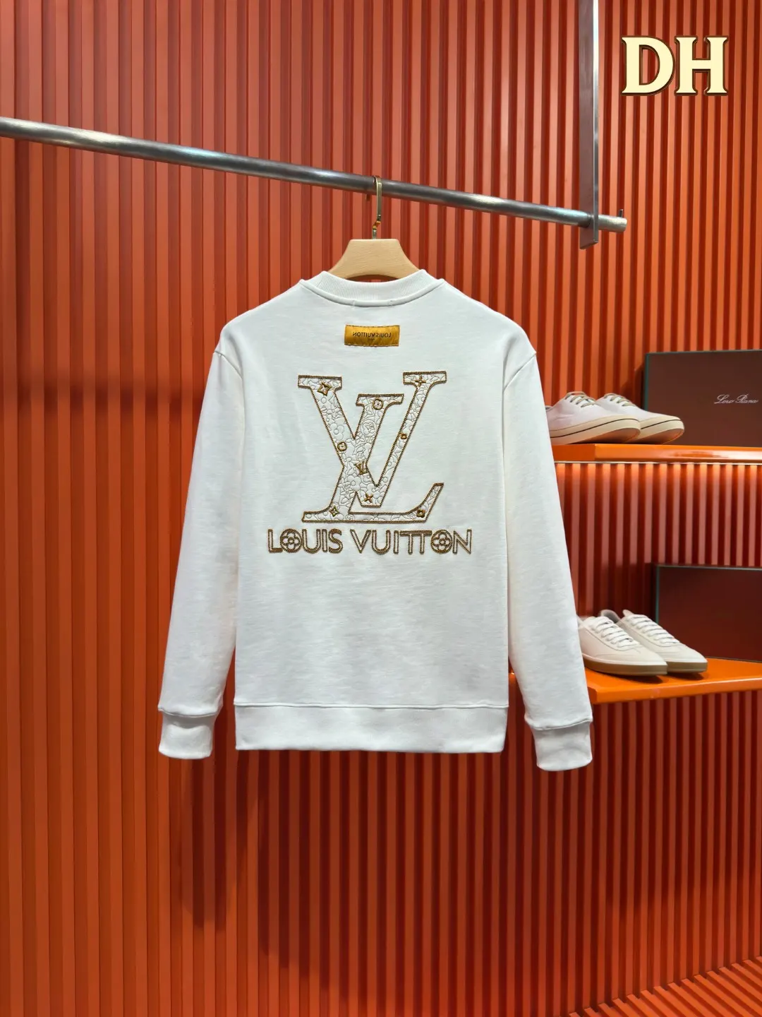 Embroidered Logo Crew-Neck Sweatshirt D19521001 — view 2