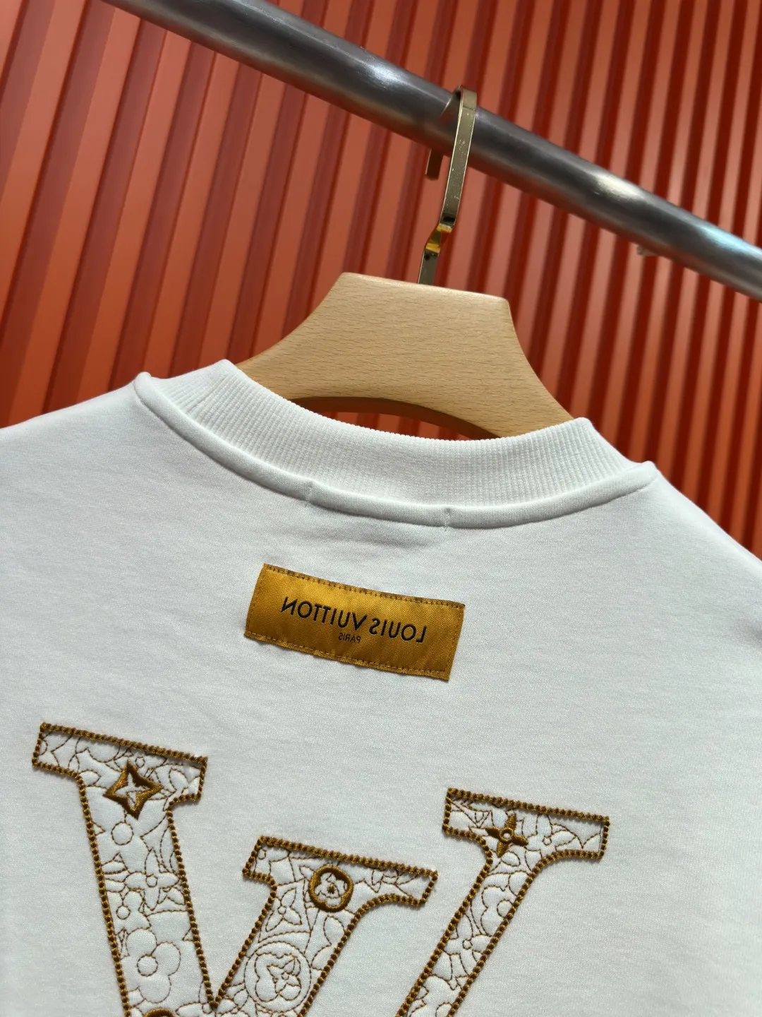 Embroidered Logo Crew-Neck Sweatshirt D19521001 — view 10