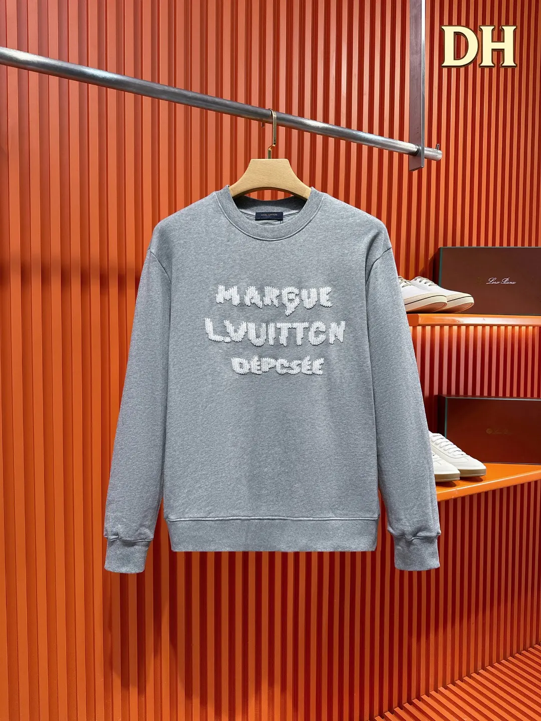 Embroidered Logo Crew-Neck Sweatshirt D19521007