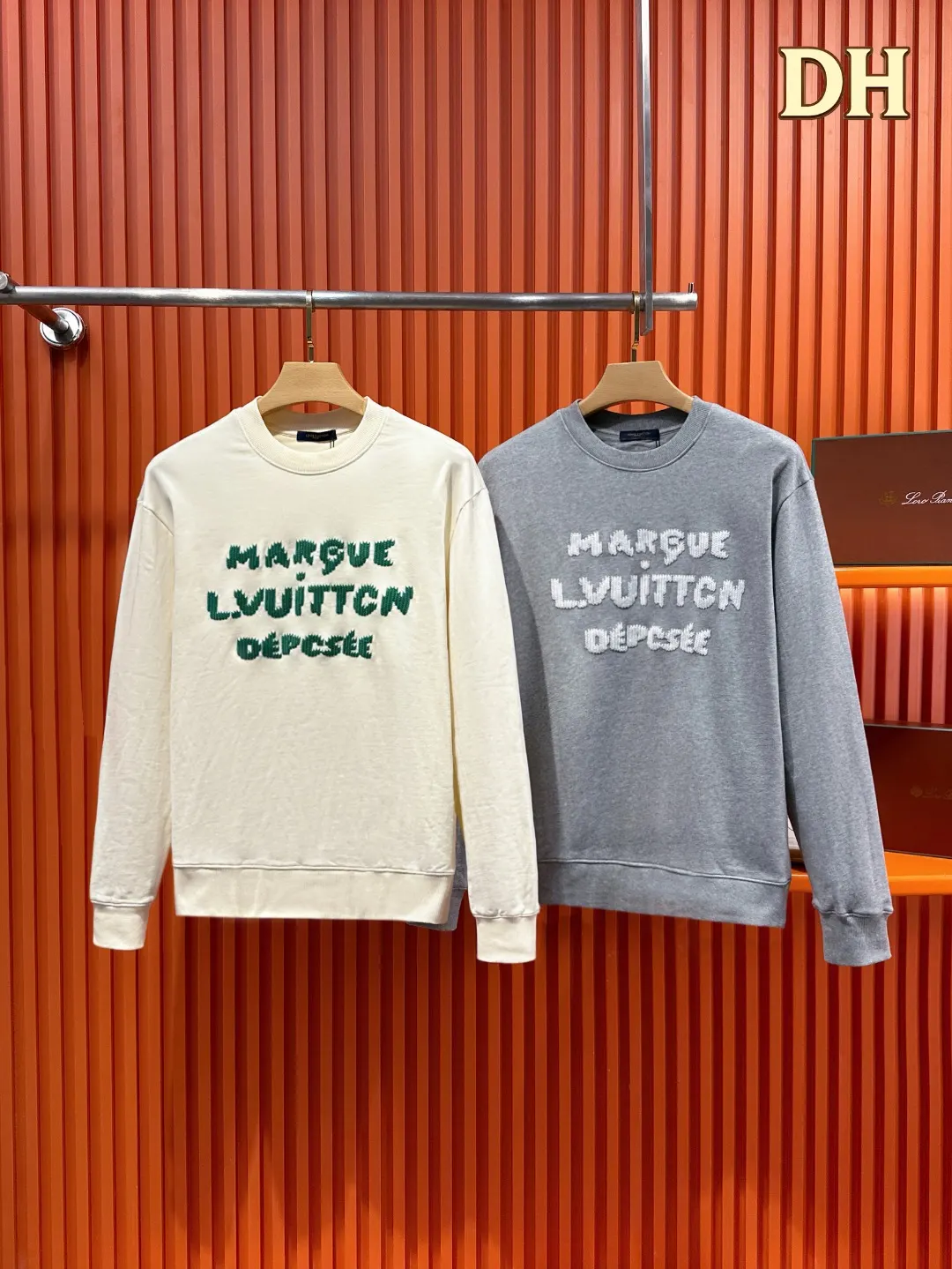 Embroidered Logo Crew-Neck Sweatshirt D19521007 — view 3