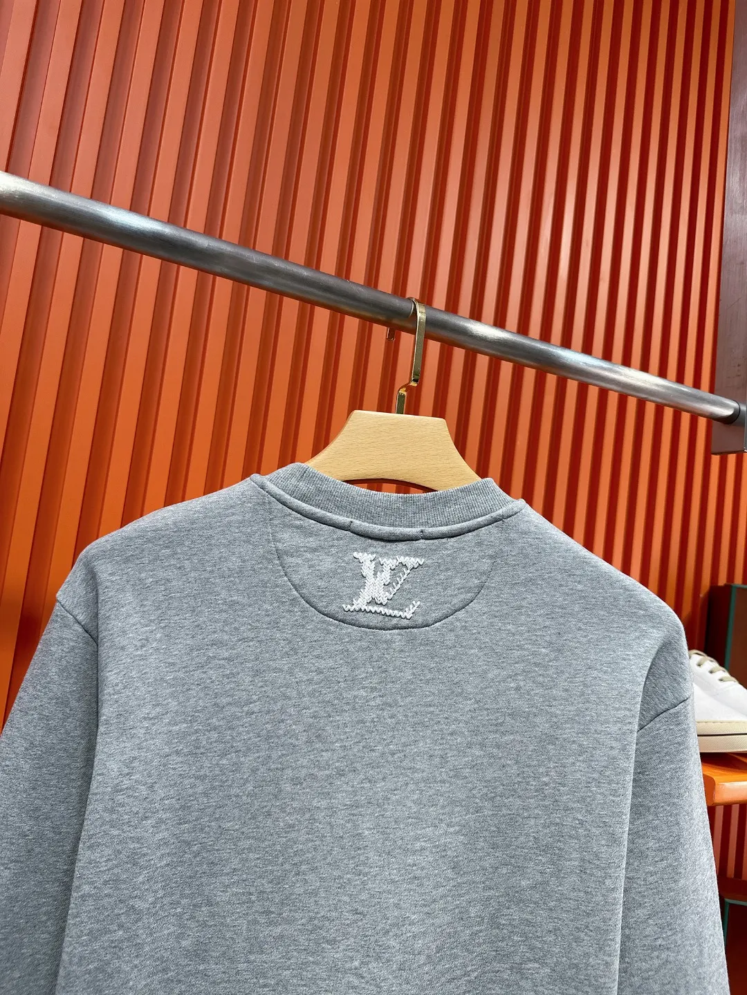 Embroidered Logo Crew-Neck Sweatshirt D19521007 — view 8