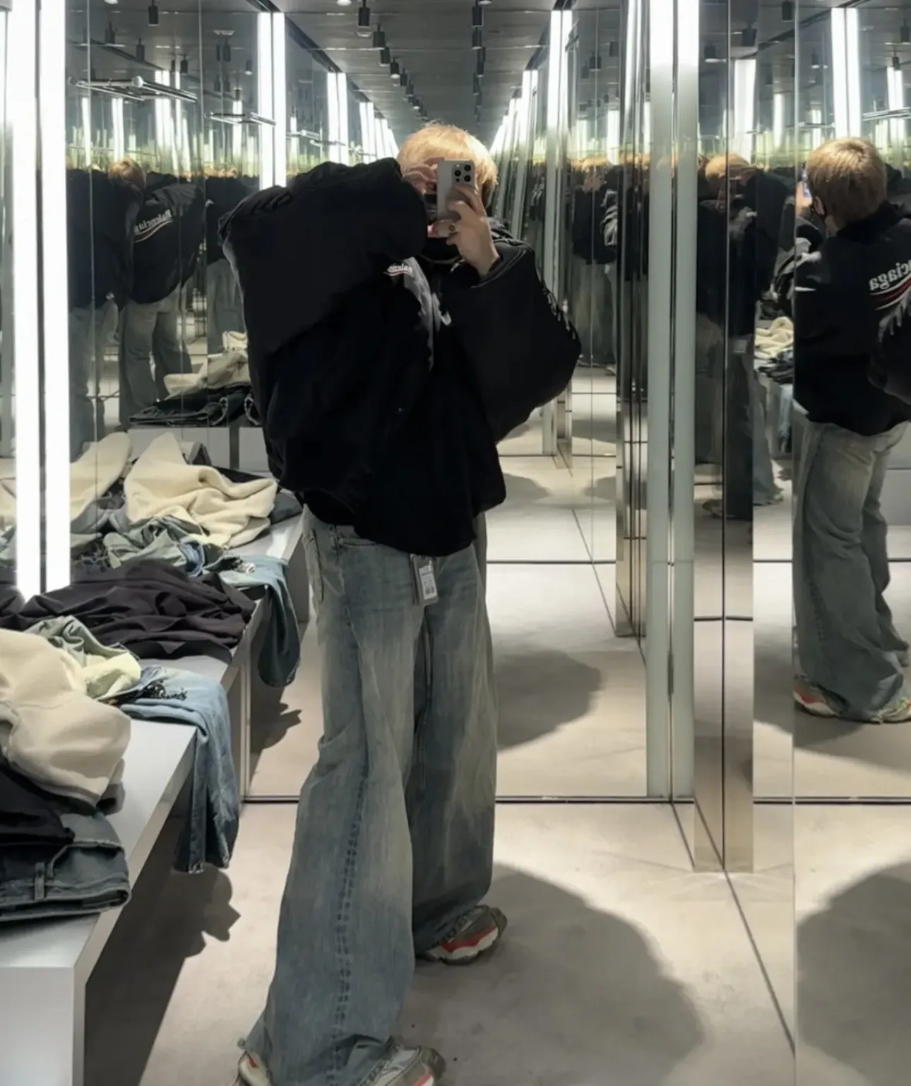 Washed Distressed Flared Jeans D25019988 — view 3