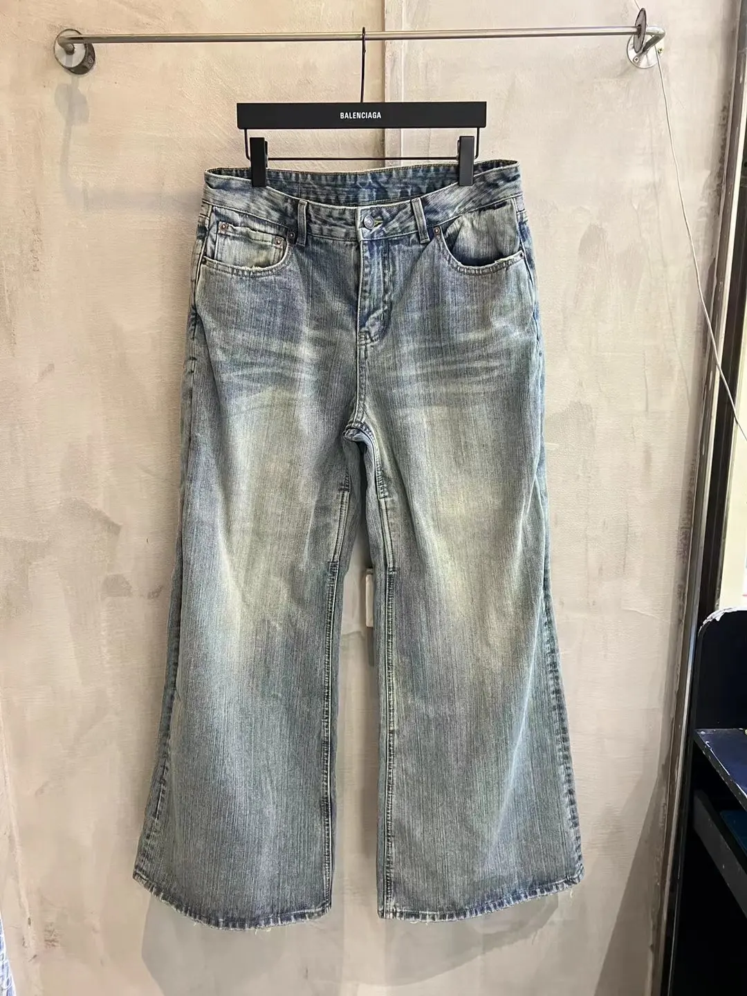 Washed Distressed Flared Jeans D25019988 — view 18