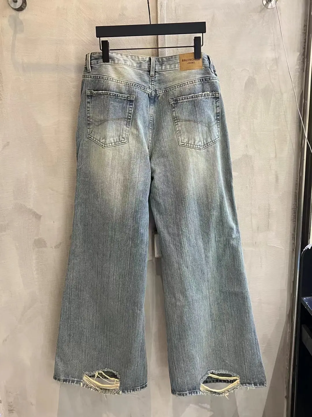 Washed Distressed Flared Jeans D25019988 — view 19