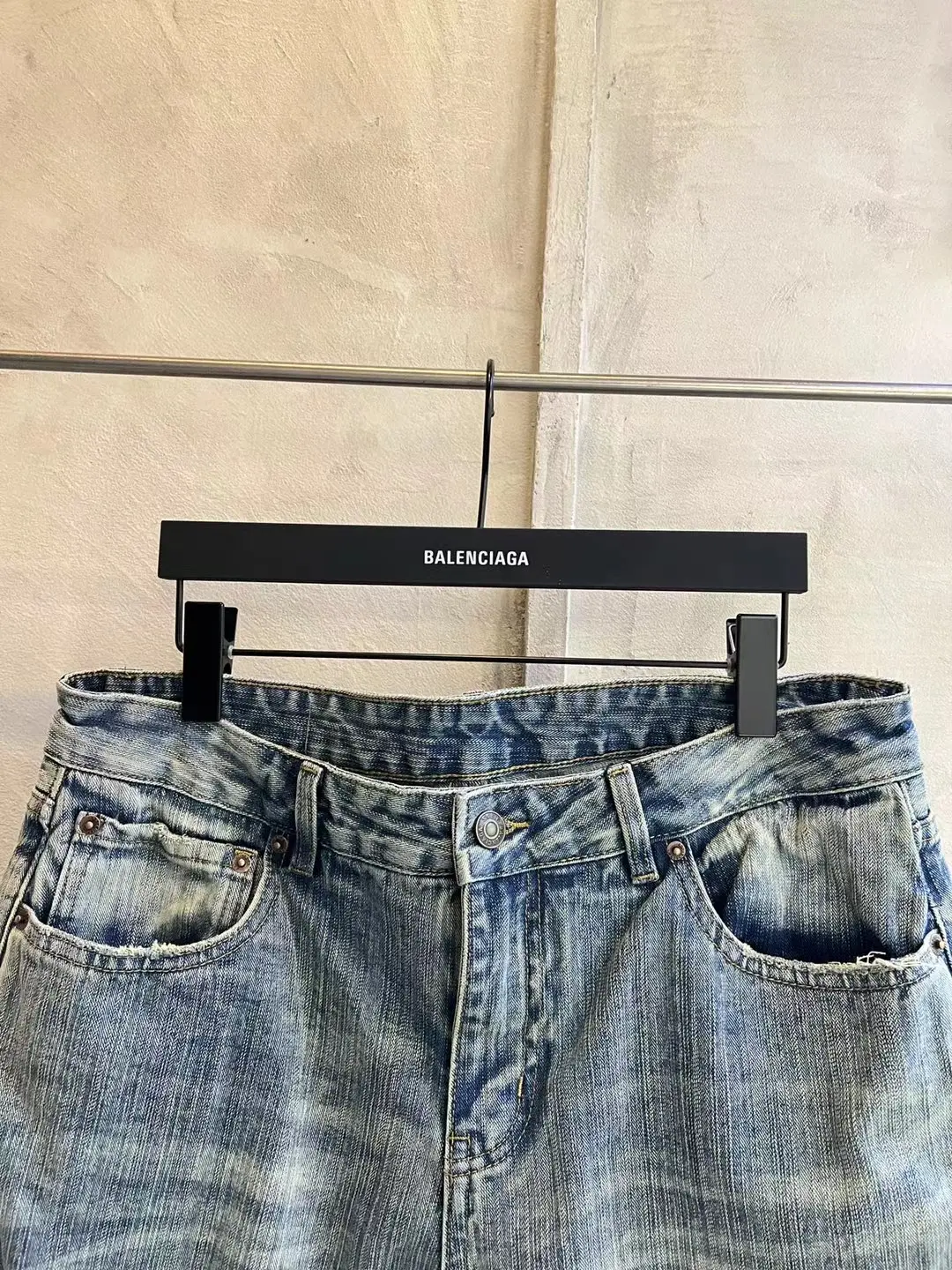 Washed Distressed Flared Jeans D25019988 — view 20