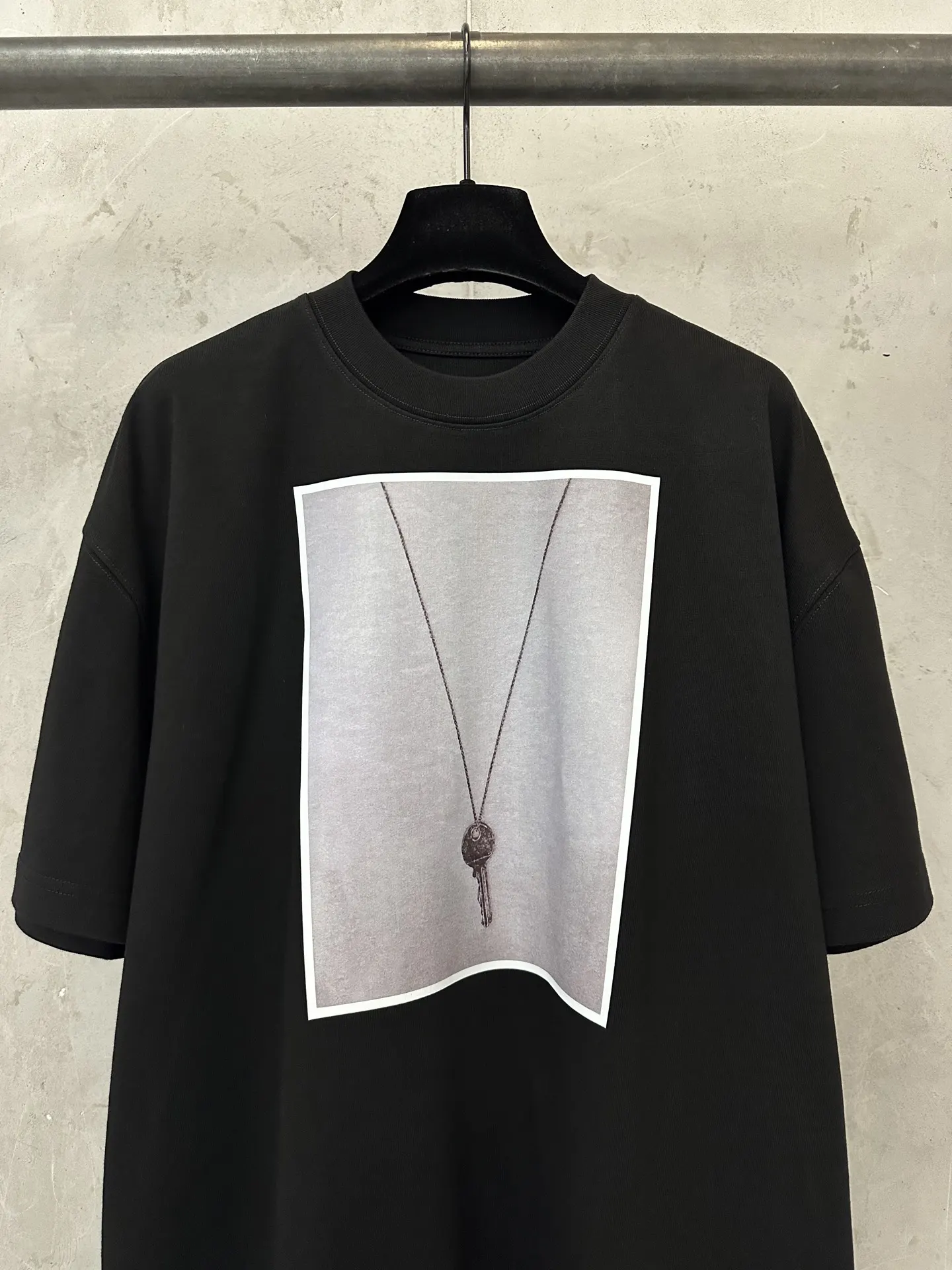 Key Graphic Print Heavyweight Cotton T-Shirt D18011759 — view 3