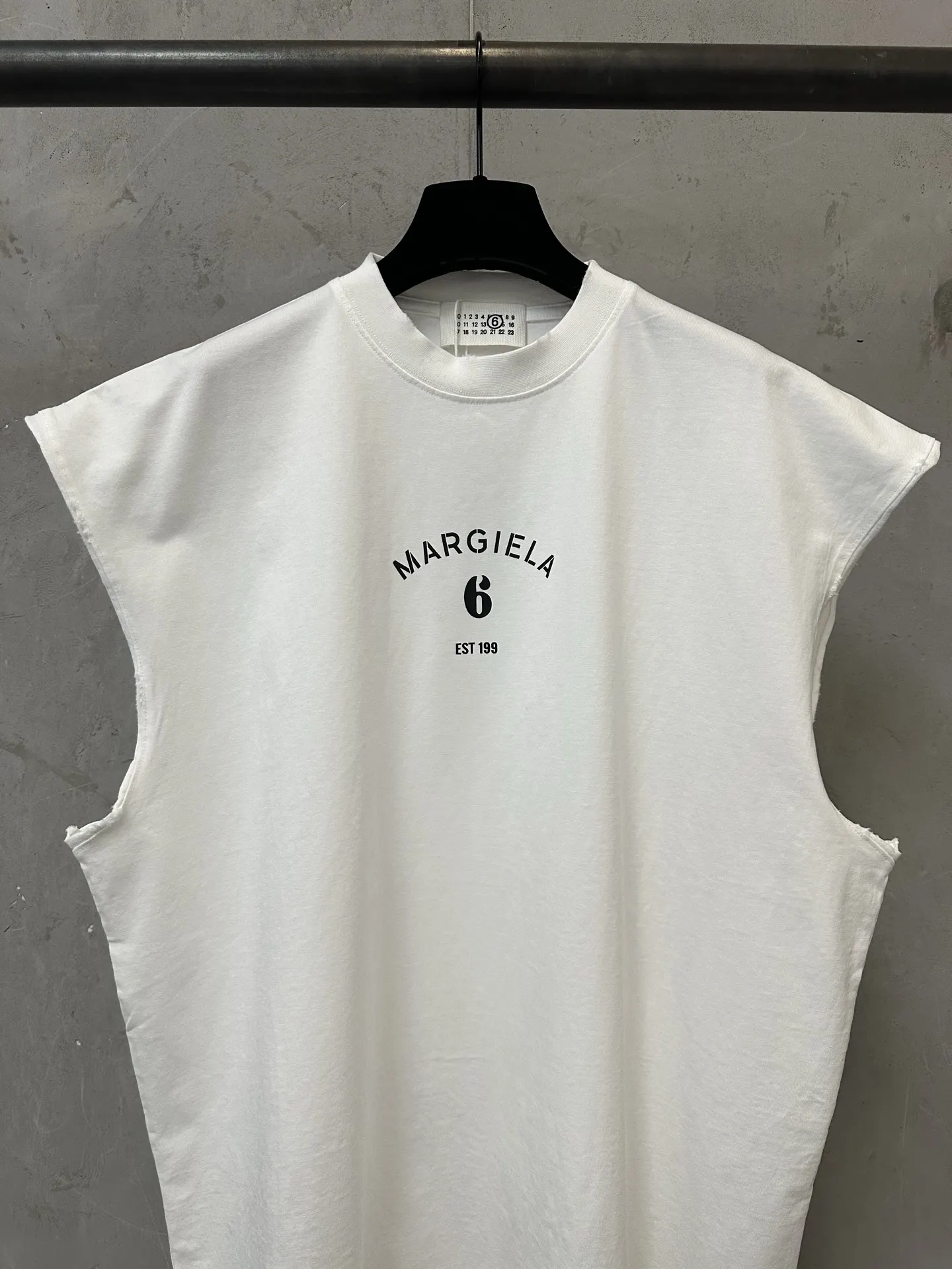 MM6 Logo Print Sleeveless T-Shirt D16011592 — view 3