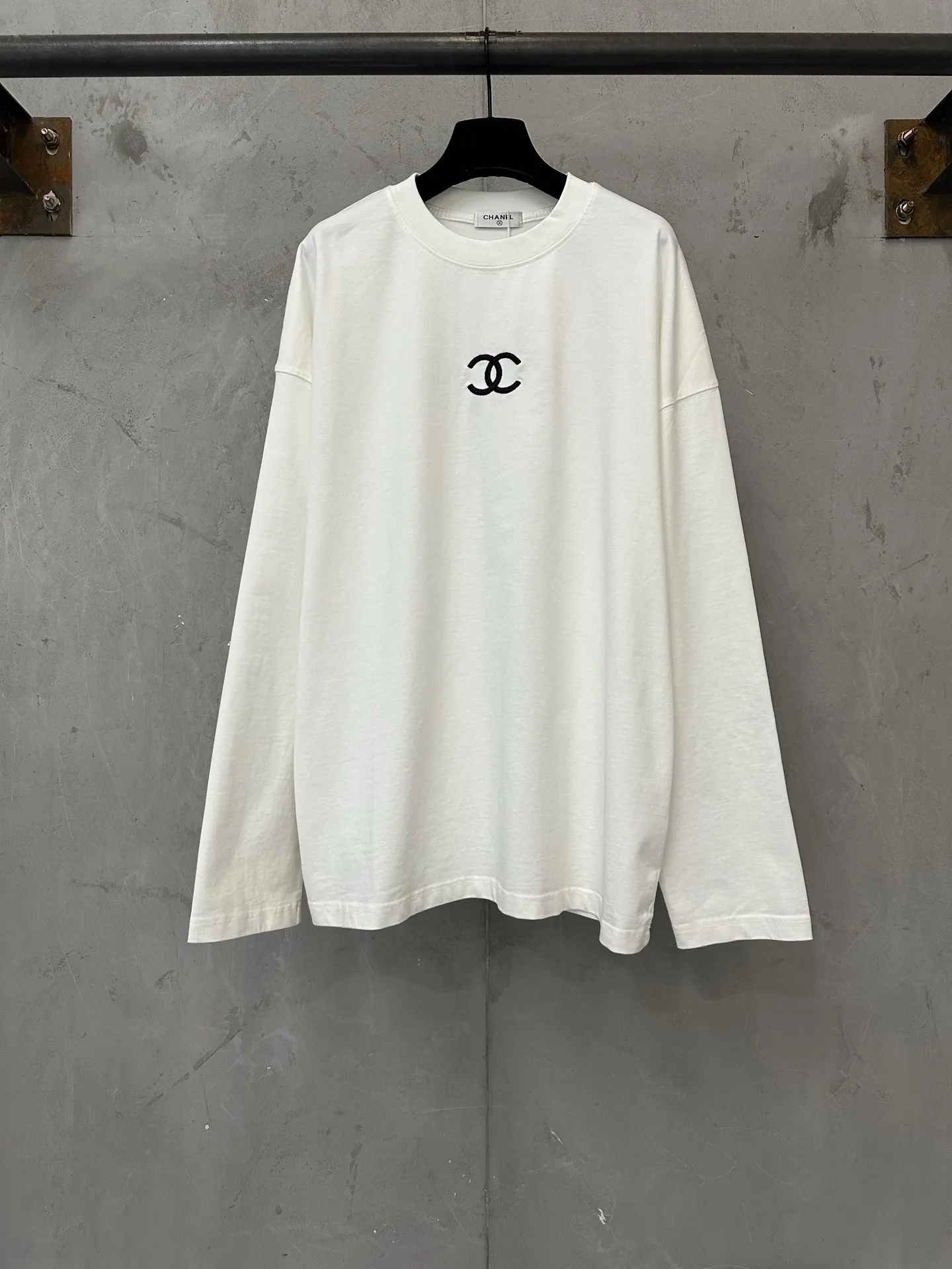 Logo Embroidered Long-Sleeve T-Shirt D22024381