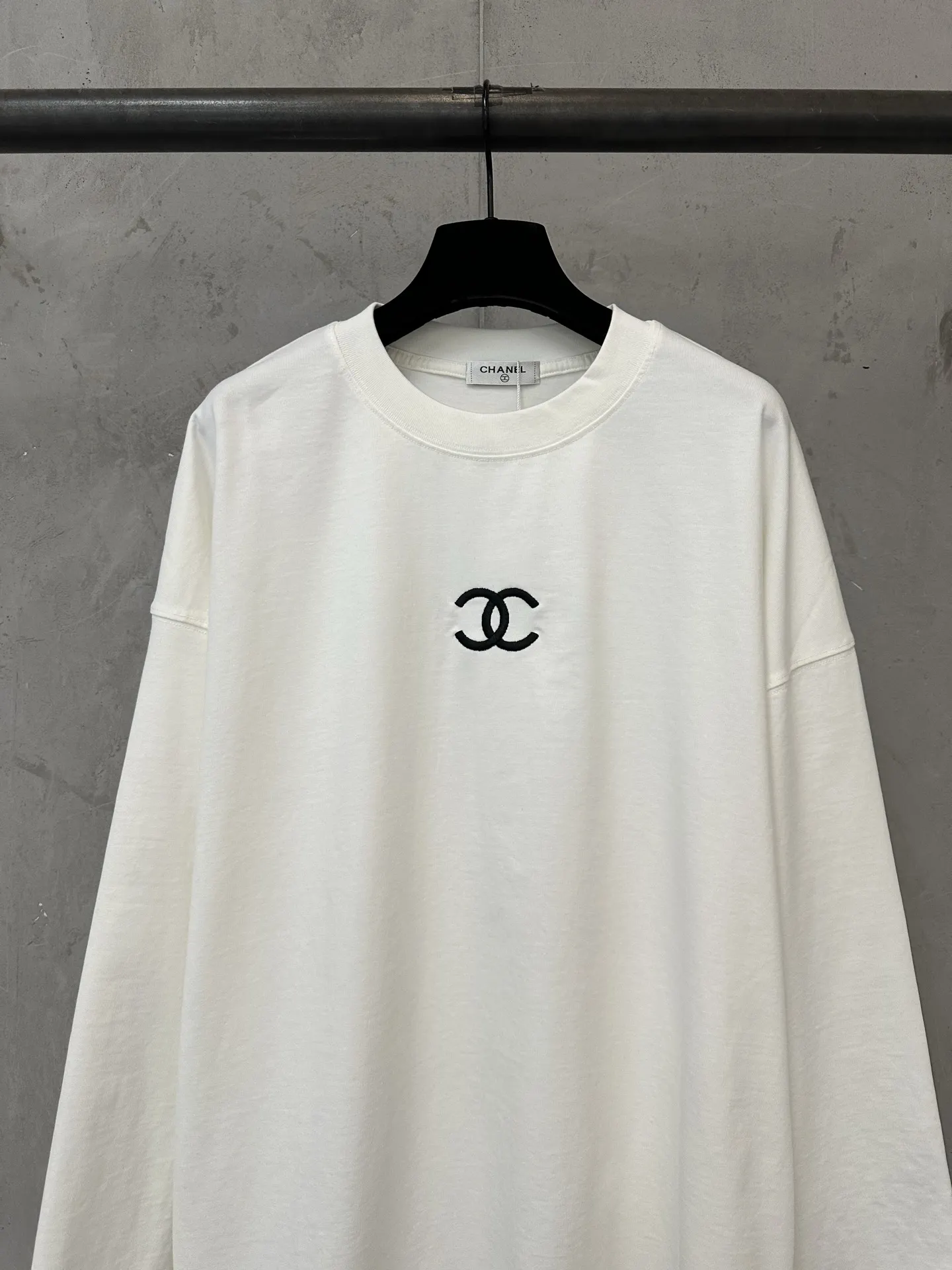Logo Embroidered Long-Sleeve T-Shirt D22024381 — view 3