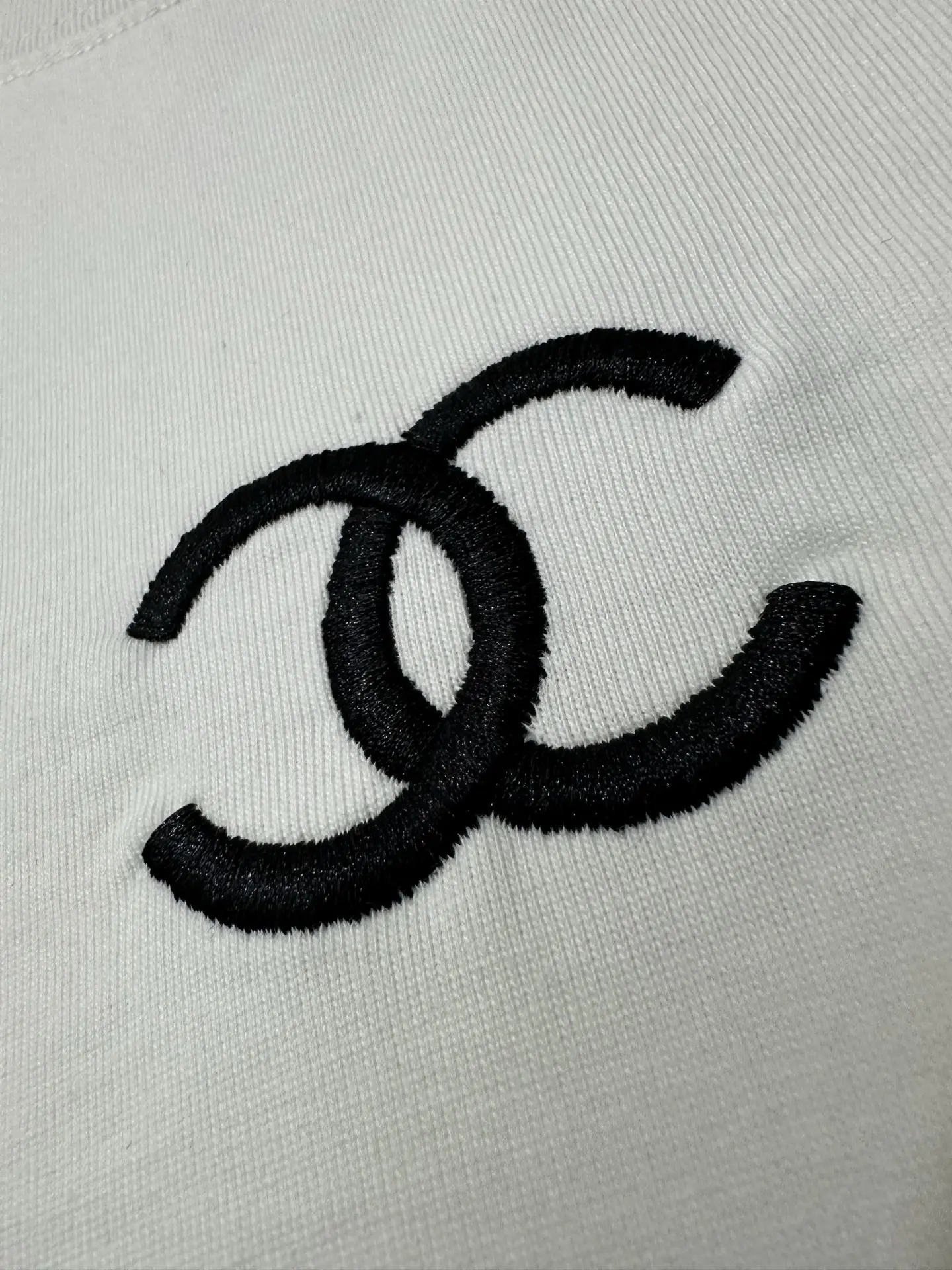 Logo Embroidered Long-Sleeve T-Shirt D22024381 — view 8