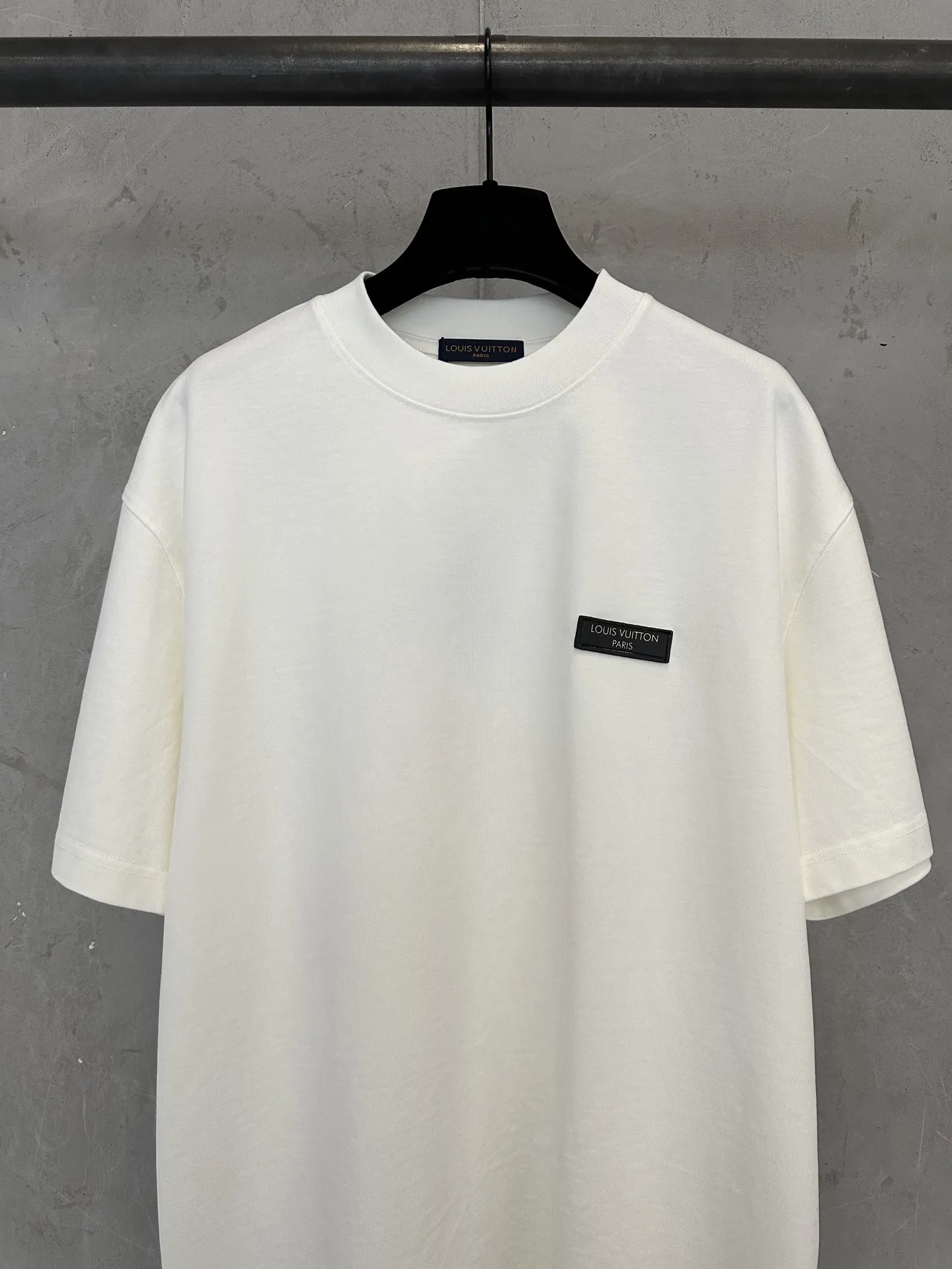 Logo Leather Patch Heavyweight Cotton T-Shirt D22012302 — view 3