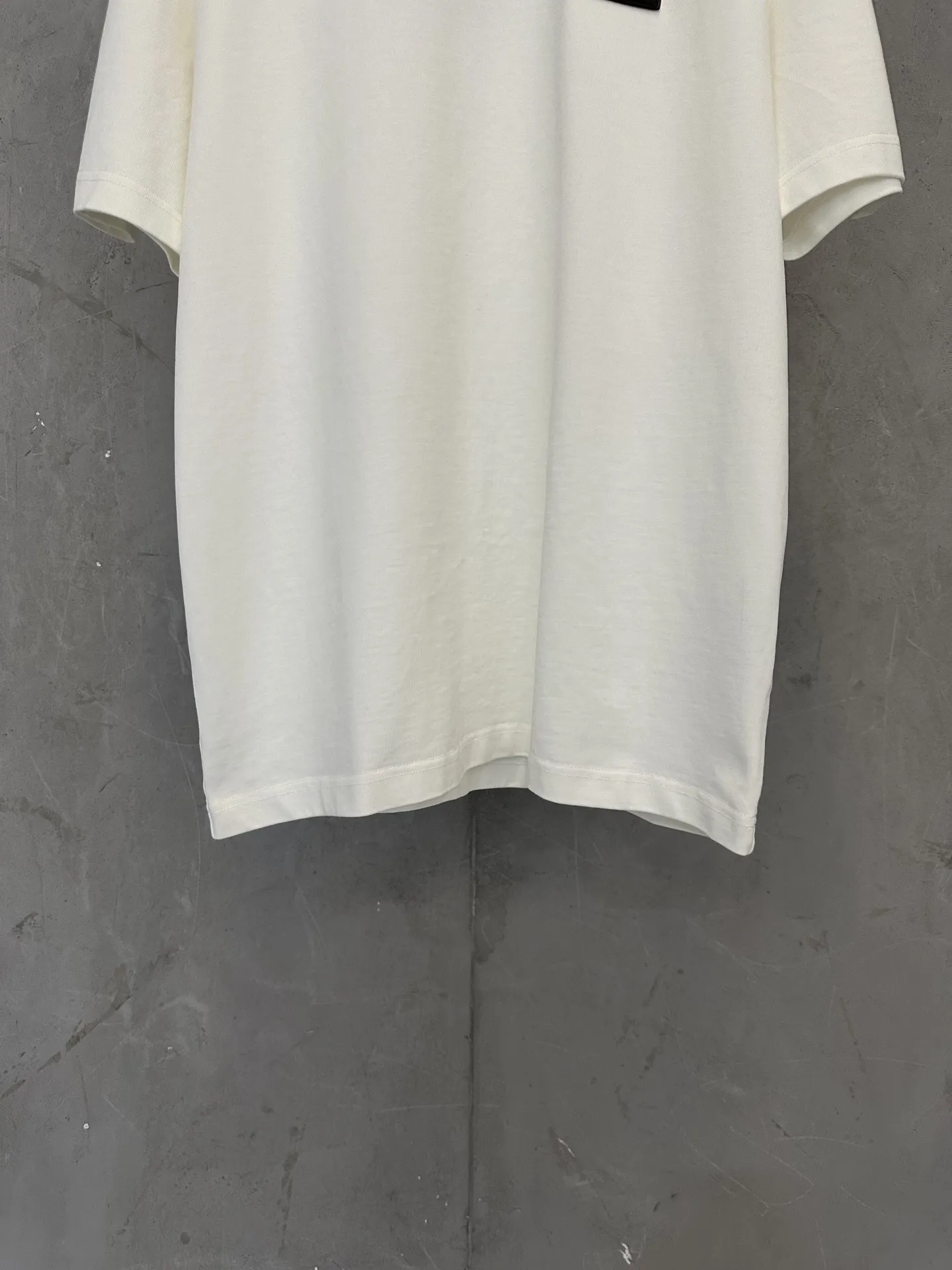 Logo Leather Patch Heavyweight Cotton T-Shirt D22012302 — view 4