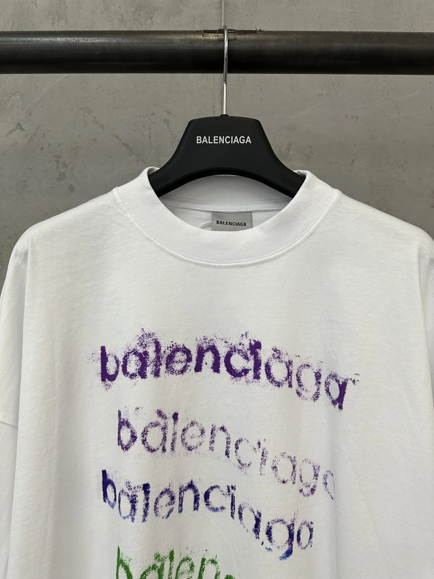 Rainbow Gradient Logo Long-Sleeve T-Shirt D23023593 — view 5