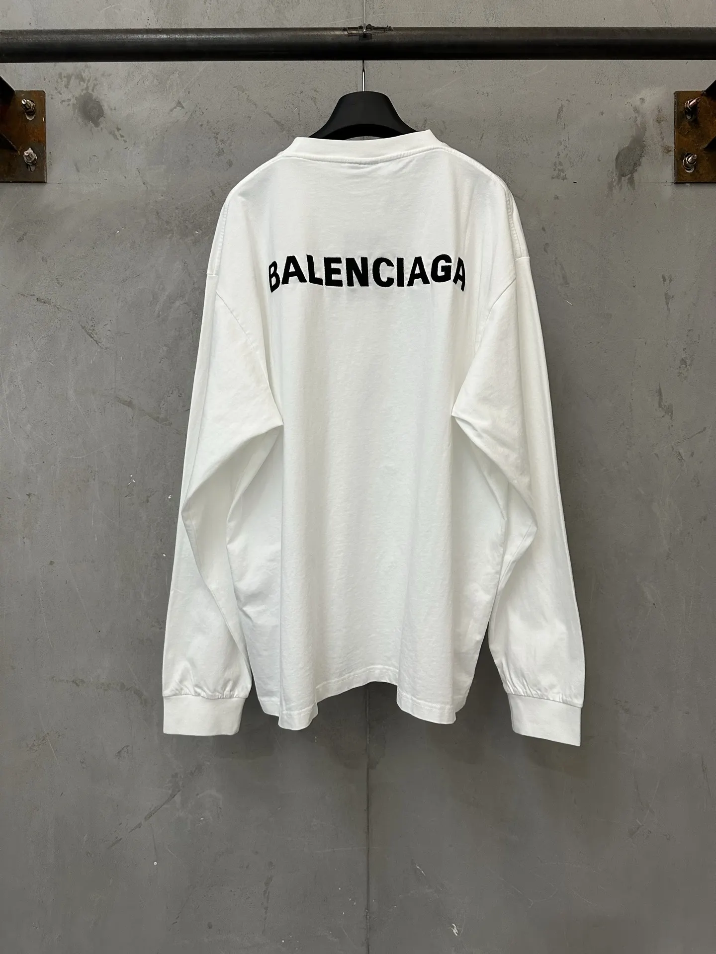 Logo Embroidery Long-Sleeve T-Shirt D23023528 — view 2