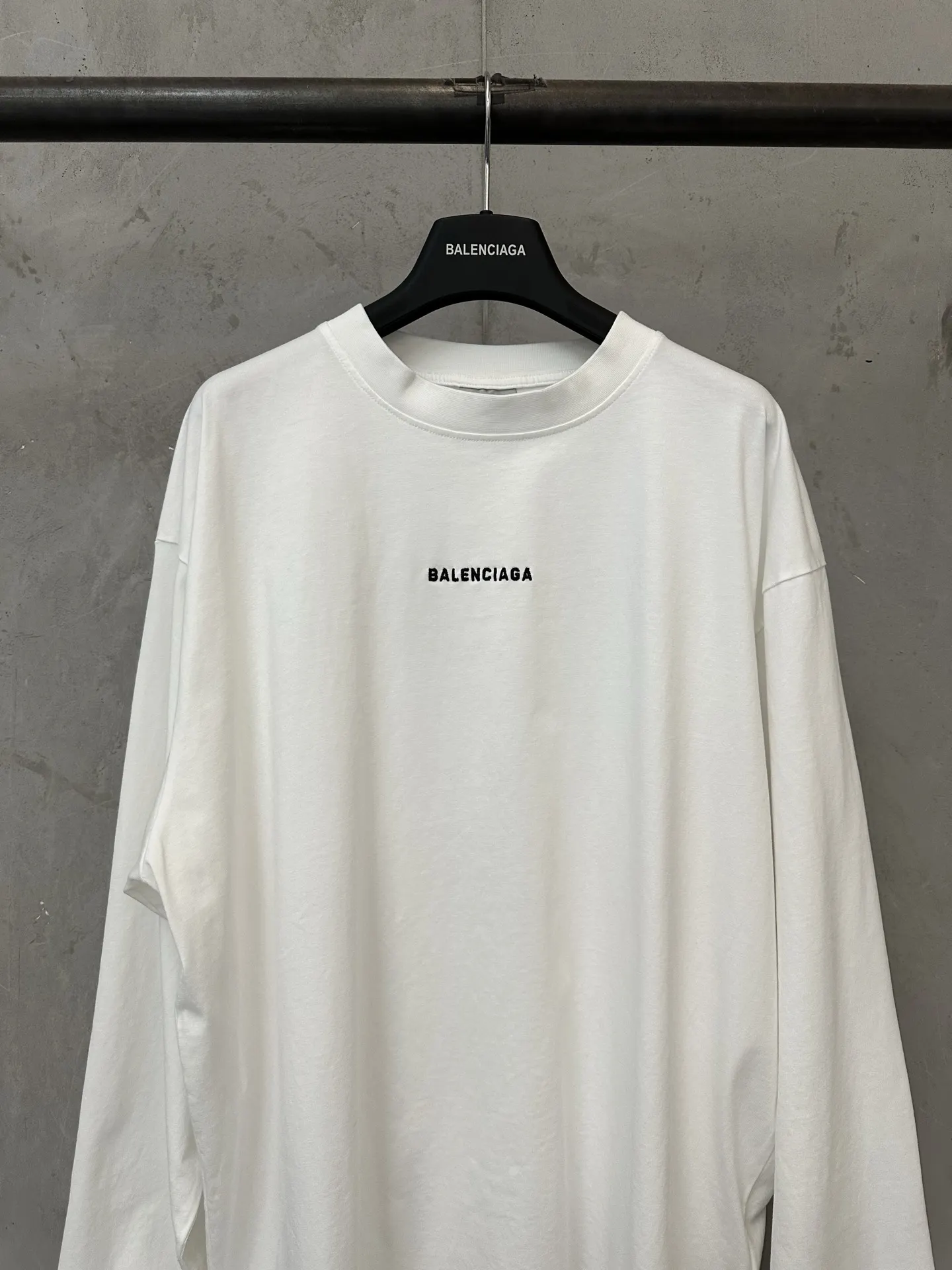 Logo Embroidery Long-Sleeve T-Shirt D23023528 — view 3