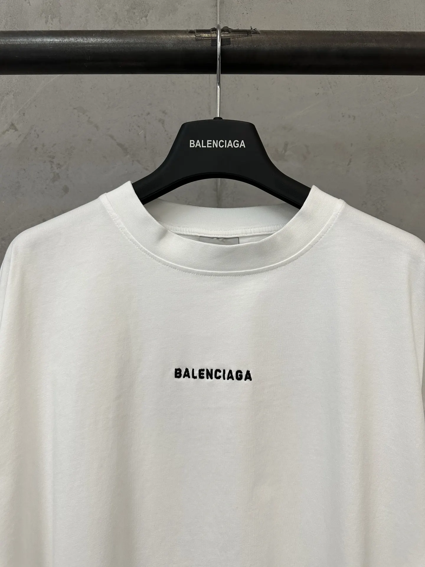 Logo Embroidery Long-Sleeve T-Shirt D23023528 — view 5