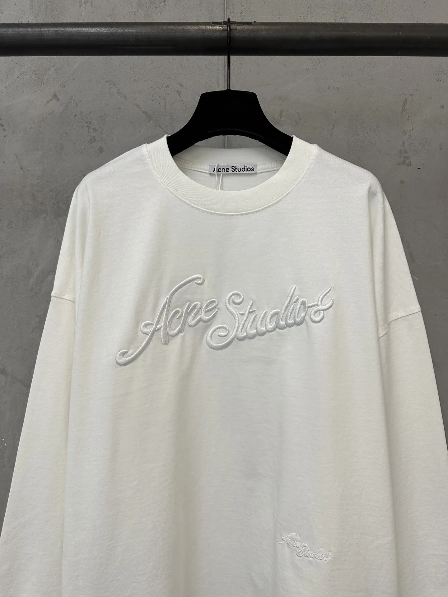 Embroidered Logo Oversized Long-Sleeve T-Shirt D23024423 — view 3