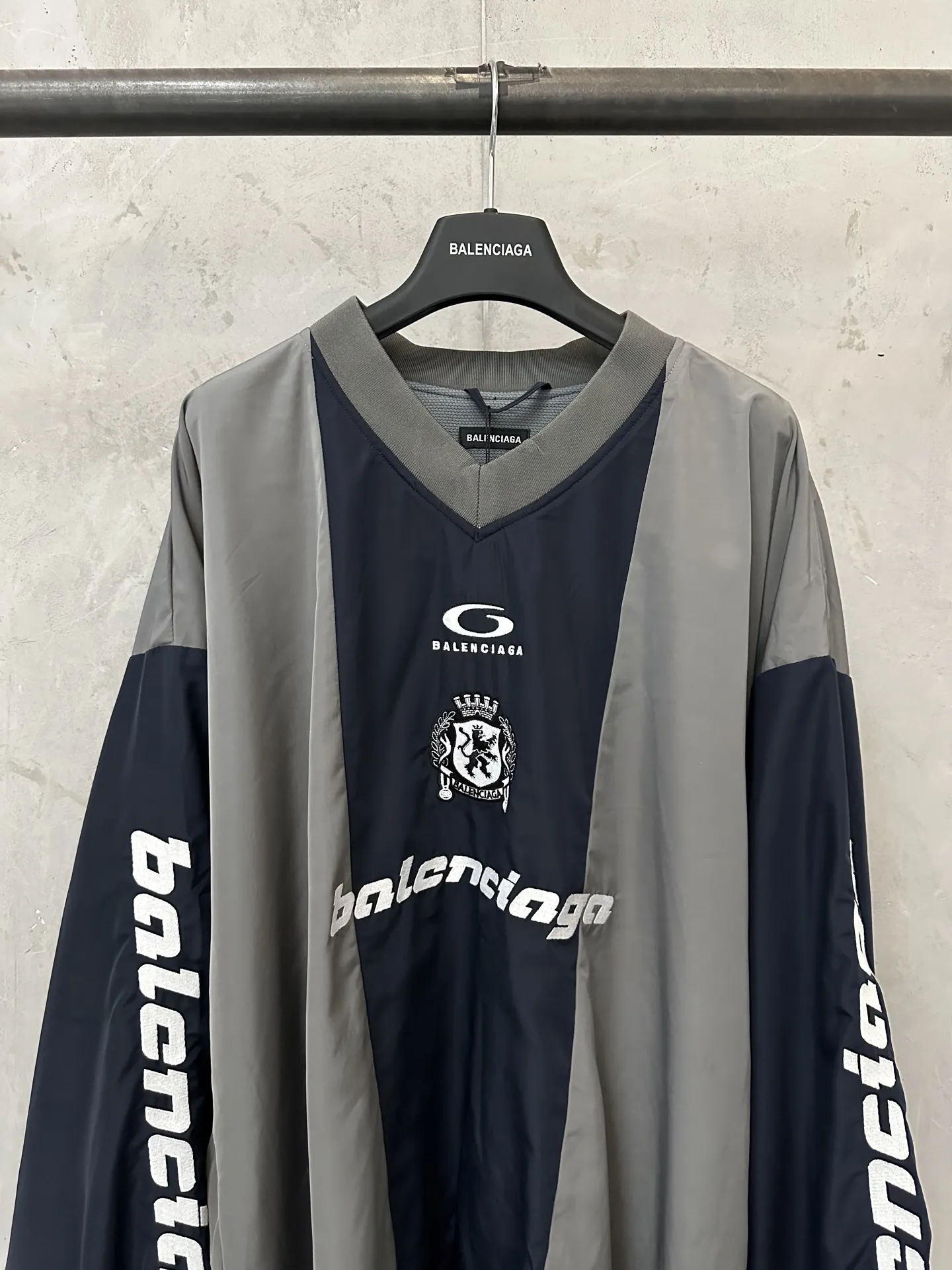 Logo-Print Color-Block Nylon Jersey D31024379 — view 3