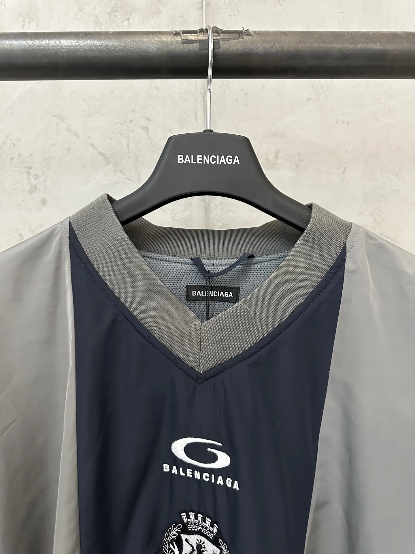 Logo-Print Color-Block Nylon Jersey D31024379 — view 5