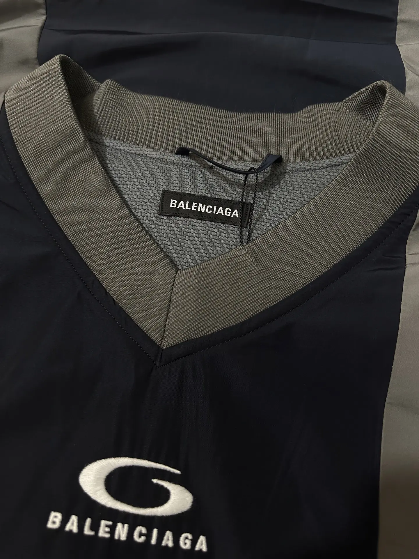 Logo-Print Color-Block Nylon Jersey D31024379 — view 6